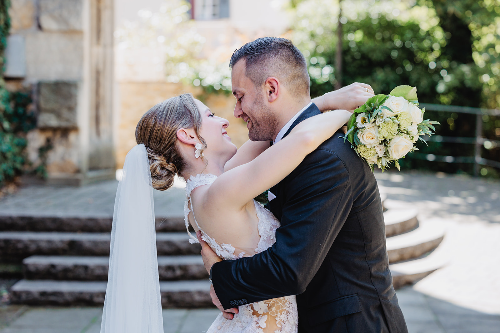 ✨ Manche Tage sind einfach besonders ✨
Voller Gefühl, Geschichte und einzigartigen Orten. 🥰
Die wunderschöne standesamtliche Trauung in der entweihten Stephanus-Kirche in Sondelfingen, ein ganz entspanntes Brautpaarshoting mitten in Reutlingen & anschließend die Hochzeitsfeier in der Alten Weberei: Toskanafeeling trifft auf ganz viel Liebe und persönliche Details.
So viele Erinnerungen, die bleiben. 🤍
Danke, dass ich euch an diesem wundervollen Tag begleiten und all die besonderen Momente für euch festhalten durfte! 🫶