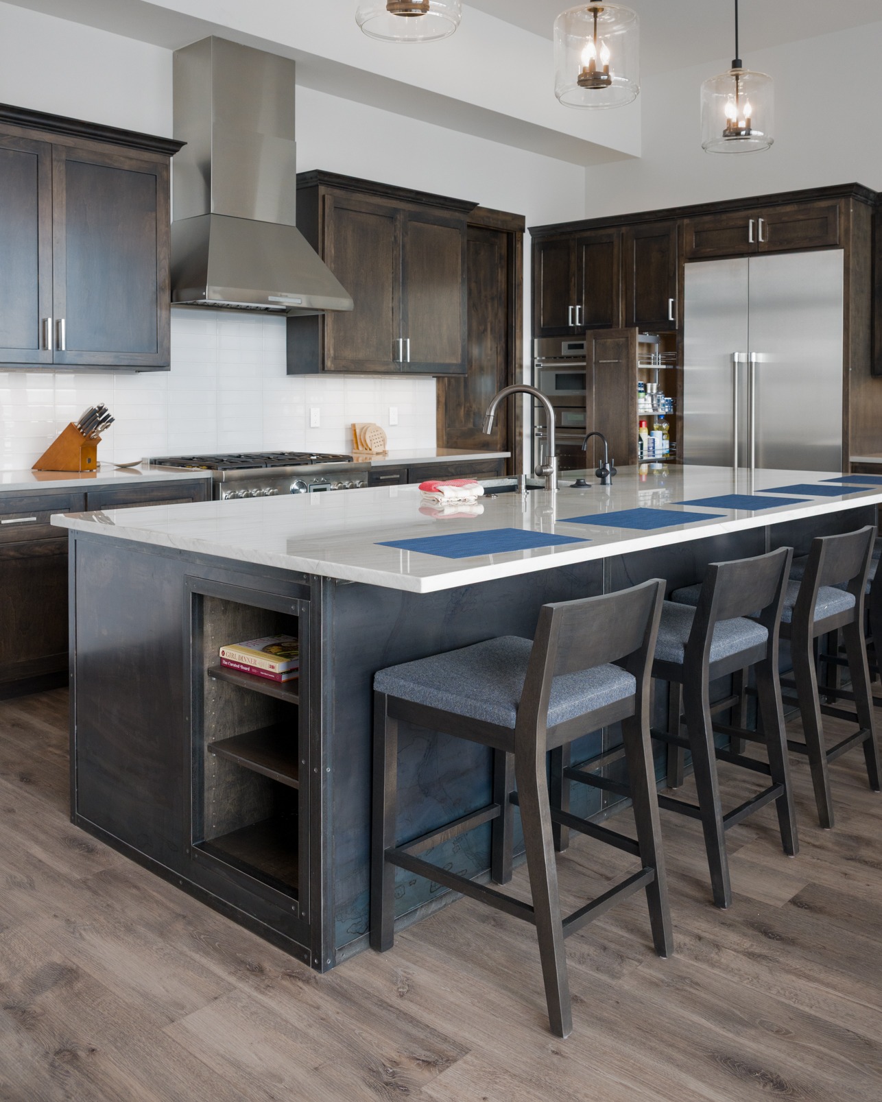 Pull up a chair—this kitchen’s got space for your stories, snacks, and second helpings!
.
Design/Construction: @bwdconstruction
.
.
#kitchen #kitcheninspo #colorado #construction #marketing #customkitchen #production #joncahillphoto #mountainlife #customehome #kitchendesign