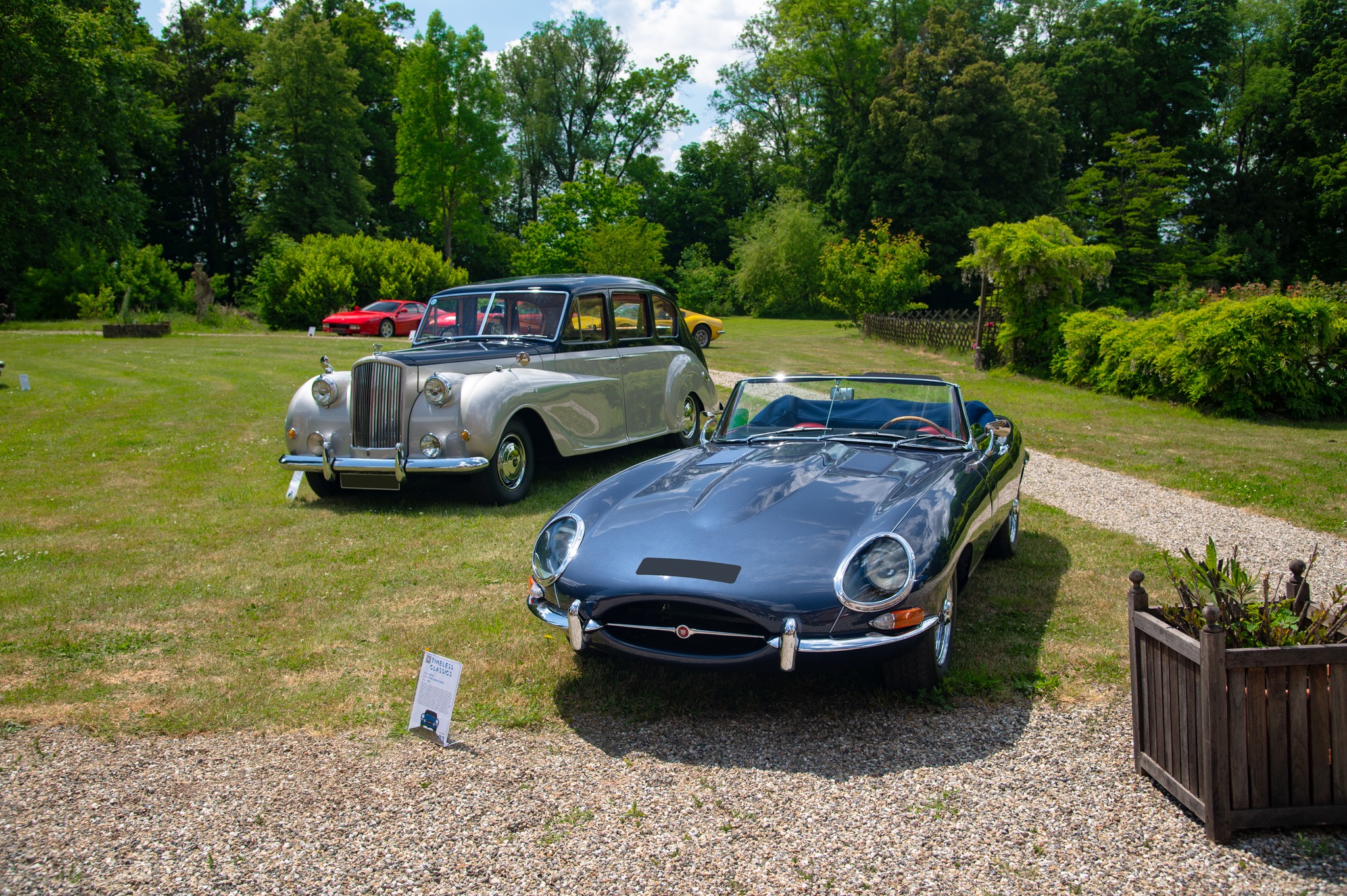 Concours d'élégance - Gagnante de la classe Icône intemporelle : Jaguar E-Type Cabriolet Série 1
Cette sublime E-Type s'est fait remarquée par son état concours, entièrement restaurée dans les règles de l'art. Parmi les innombrables éloges reçus à son lancement, celui d’Enzo Ferrari reste le plus célèbre : il aurait déclaré que la Jaguar E-Type était « la plus belle voiture jamais produite ». En 2025, elle reste l'une des voitures les plus emblématiques de l'histoire de l'automobile.
📸 @allan_photography8
www.timelessclassics.fr
#TimelessClassics #Merci #VoituresDeCollection #PassionAuto #CarCulture #Classiccar #Event #Evenement #Privé #EvenementPrive #Alsace #BasRhin
