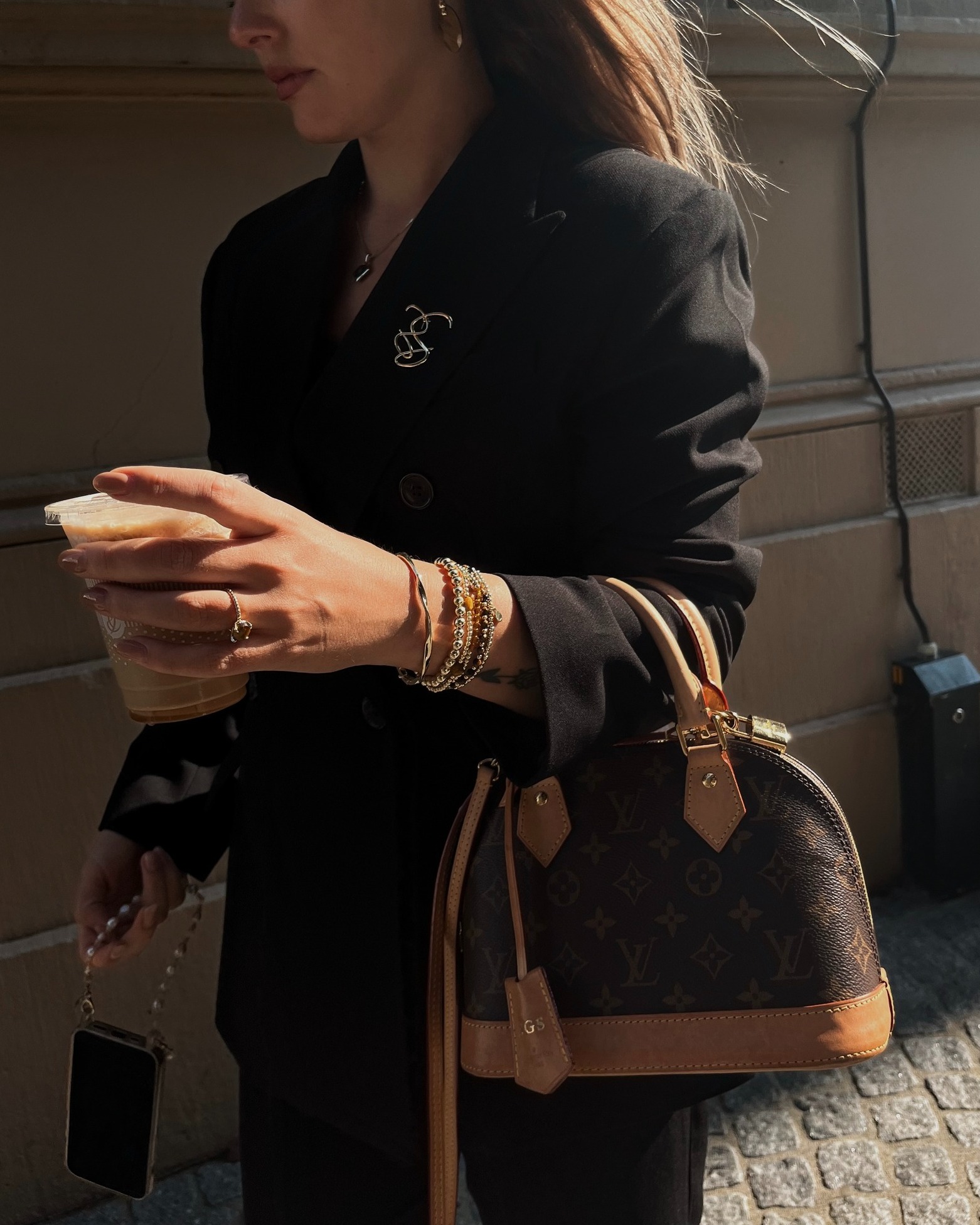 Benieuwd waar ik momenteel allemaal mee bezig ben? 👇🏼
Ik zit in een mega lekkere workflow, ben met 10 dingen tegelijk bezig en I love it!
Naast de doorlopende werkzaamheden voor vaste klanten, lopen er momenteel ook veel gesprekken met hele leuke (potentiële) nieuwe klanten. Daarnaast ben ik een nieuw bedrijf gestart in Digital Marketing waar ik wellicht later meer over zal vertellen, maar wellicht ook niet. 🙈
En oja, ik ben óók gestart met het maken van User Generated Content (UGC) en heb daardoor mega leuke samenwerkingen met hele leuke merken.
Dat is nog niet alles, want naast al deze dingen, werk ik ook gewoon nog 16 uur per week in loondienst.
Ik krijg super veel energie van mijn werk en doe het met ontzettend veel passie! 🤎
#eigenbedrijf #freelancer #zzplife #workingmom #ugccreator #samenwerkingen #digitalmarketing