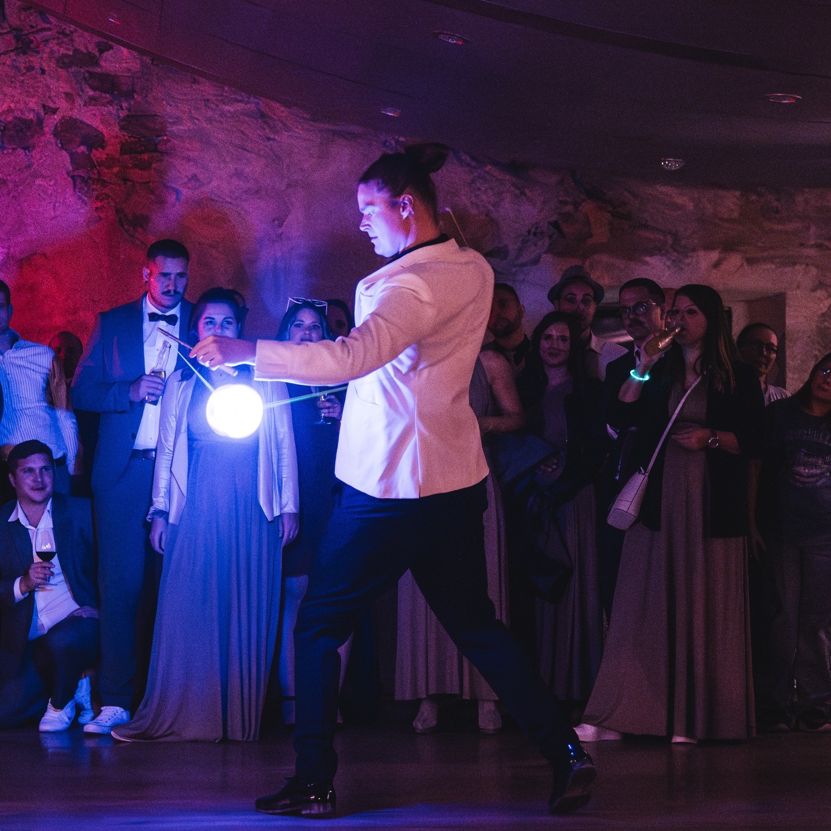 Des performances de diabolo lumineux adaptées à tous vos événements !📷 Mariage Vreny - @studio.vorben
.
.
.
.
.
.
.
.
#janhimself #ilovemyjob #swissartist #swissevent #event #swisswedding #swissanimation #lightartist #ledperformer #leddancer #LED #ledart #flowarts #flowtoys #light #pyroterra