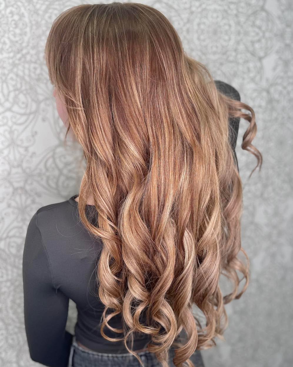 Hier trifft glänzendes Haar auf traumhafte Honig- und Karamellnuancen – ein Look, der strahlt und zugleich natürlich wirkt. 🍯🧡
Diese sanften Wellen bringen die warmen Töne perfekt zur Geltung und sorgen für Bewegung, Leichtigkeit und einen frischen, lebendigen Ausdruck. Ideal für den Sommer ☀️🌅
#summerlook #haircolours #longhair #stylingcreative