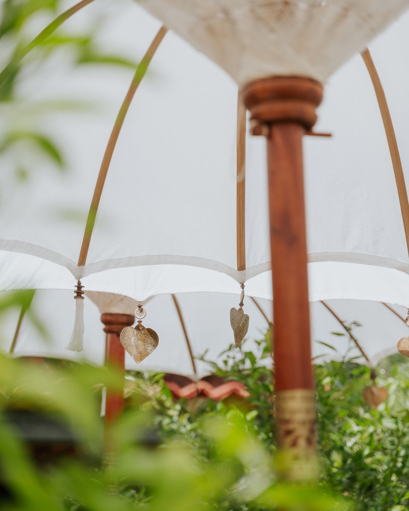 Imaginez… Une parenthèse hors du temps, à l’ombre de parasols balinais ornés de dorures délicates, abrités par la grande haie de lauriers. Autour de vous, les pompons dansent doucement au rythme de la brise provençale, les agrumes mûrissent paisiblement, les succulentes s’épanouissent sous le soleil.
Devant vous, notre piscine baignée de lumière toute la journée vous invite à la paresse, à la douceur, à l’instant présent. Ici, chaque détail a été pensé pour vous offrir un séjour 100 % farniente d’épicure — entre élégance discrète, calme absolu et art de vivre à la provençale.
Et si c’était le moment de vous l’offrir ?
→ mas-des-romarins.com
Imagine… A timeless escape, beneath Balinese parasols adorned with delicate golden details, sheltered by our tall hedge of laurel trees. Around you, tassels sway gently in the Provençal breeze, citrus fruits ripen peacefully, and succulents thrive in the warm sunlight.
In front of you, our sun-drenched pool, glowing from dawn to dusk, calls for nothing but stillness, softness, and presence. Here, every detail has been carefully considered to offer you a stay of pure farniente d’épicure — where discreet elegance, total tranquility, and the Provençal art of living come together in perfect harmony.
Isn’t it time to treat yourself?
→ mas-des-romarins.com
#masdesromarins #maisonsdhotesdeprovence #paysdefayence #chambresdhotesprovence #bedandbreakfastprovence #chambresdhotes #slowtravel #séjourenprovence #décorationbalinaise #relaxingbythepool