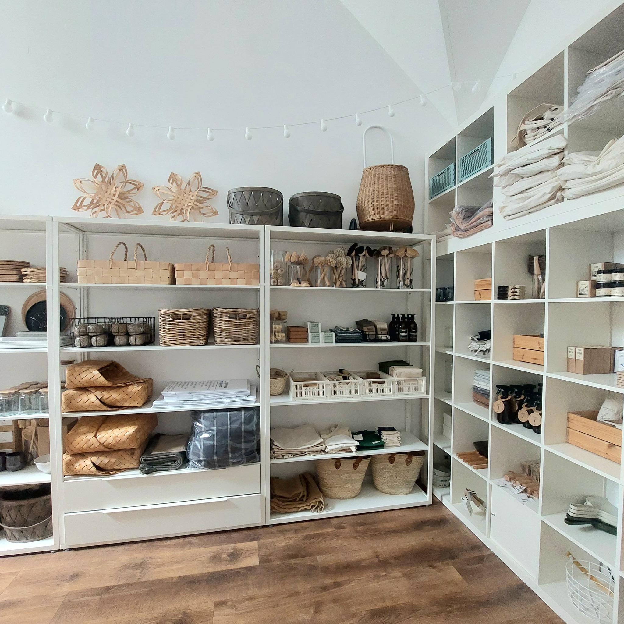 ✨ Un petit tour dans les coulisses !
Entre paniers, plateaux et jolis essentiels du quotidien, les étagères sont pleines de belles choses prêtes à partir.
C’est le moment parfait pour faire le plein de douceur utile :
🎁 -30 % sur toute la boutique avec le code SOON21
Des objets simples, durables, et choisis avec soin.
À glisser chez vous pour longtemps 🌿
#LesJoliesEmplettes #BoutiqueSlow #ObjetsDuQuotidien
#VivreSimplement #MaisonResponsable #SlowCommerce
#CoulissesBoutique