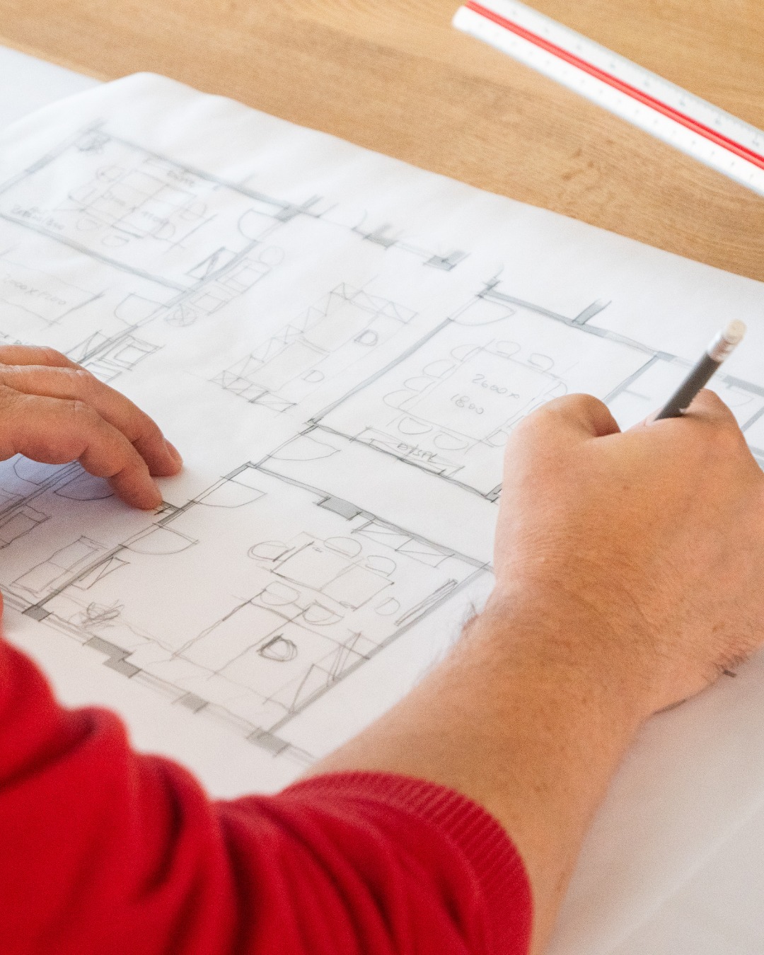 Ein gelungenes Büro beginnt nicht nur mit Möbeln, sondern mit einer durchdachten Planung. Gemeinsam mit Ihnen entwickeln wir ein individuelles Einrichtungskonzept, das auf Ihre Bedürfnisse, Ihre Unternehmenskultur und Ihre Corporate Identity abgestimmt ist.
Wir denken an alles: Akustik, Beleuchtung, Ergonomie und natürlich an das Design – denn ein Büro soll nicht nur gut aussehen, sondern auch funktional sein und die Produktivität fördern. Unsere Experten schaffen Räume, in denen sich Ihr Team wohlfühlt und gerne arbeitet.
➡️ Vom ersten Entwurf bis zum fertigen Büro – wir machen aus Arbeitsplätzen echte Wohlfühlorte.
#Büroeinrichtung #Arbeitswelten #Innenarchitektur #Büroplanung #NewWork #Ergonomie #CorporateDesign #ProduktivitätAmArbeitsplatz #WorkplaceDesign