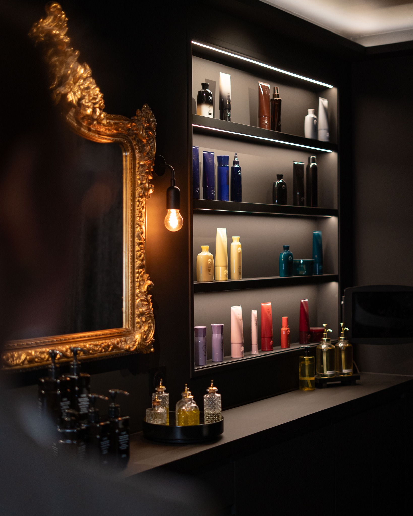 Hair & Head Spa WILD ✨
Plongez dans une expérience sensorielle unique, où l’expertise capillaire rencontre le bien-être absolu.
Nos rituels, inspirés des techniques japonaises, combinent :
• soins profonds du cuir chevelu et des cheveux,
• massages crâniens, visage, haut du corps, bras et mains
• le tout dans une ambiance apaisante et enveloppante.
Un moment hors du temps, pensé pour sublimer votre chevelure et relâcher toutes les tensions.
👉🏼 Réservez dès maintenant (lien dans la bio) !
📍 WILD Rouen, 118 rue du Gros Horloge
CM & 📸 : @agence.boujoubien
#wildcoiffeurcoloriste #headspa #hairspa #rituelbienetre #headspafr #normandie #rouen #bienêtre #boujoucm