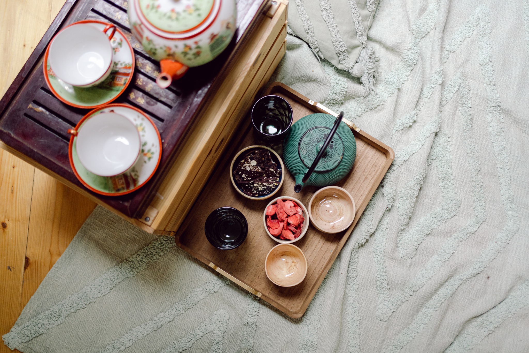 Maličkosti, které jsou důležité.
Tetuju pouze 1x v týdnu. Ne proto, že bych neměla lidi, ale z vlastní volby. Časy, kdy jsem tetovala několik lidí za den jsou nenávratně pryč.
Nechci, aby lidi, kteří za mnou jdou byli jen jménem v diáři. Zajímají mě příběhy, hlavně ten jeden. Ten, který bude vyprávět tetování. A ne pro veřejnost, ale pro toho, kdo jej prožil. Protože o to jde. Za každým obrazem je mnohem víc, než jde na první moment znát. Emoce, bolest, životní zkušenost, kterou už nikdo nemůže vzít. Bolest, která se možná přetavila ve zlato. Šrámy na duši, které obejme nový obraz. Nový pohled na celou věc. Uznat minulost, uzavřít ji a posunout se dál. Přechod.
V bodu nula, kde přichází právě nové tetování. A celé tohle chce přípravu. Nejen klienta, ale i moji.
Je to osobní, někdy víc než bych si dokázala představit. Ty příběhy a zkušenosti se kterými přicházíte... Nikdy nejsou náhoda a spojitost s tím, čím procházím já je... prostě je.
A já se vždycky tak těším. Na další ten příběh který se otiskne do kůže. A že si pak na vás ještě mockrát vzpomenu a občas se i sama nebo vy ozvu, a někteří mi už v životě zůstáváte a to hodně blízko. Lidství a mému srdci. Je to taková alchymie vlastně a mě hodně baví...
Tak díky, že tu jste a baví Vás to taky 🥰
#vedometetovani #tattoo #tattoos #vedometeteovani