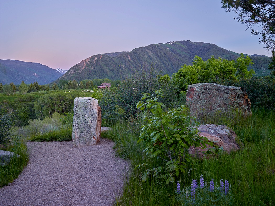 natural boulders set in stone aggregate create a striking focal point along the path. Not only do they spotlight locally sourced materials, but they seamlessly blend into the landscape — especially as the light softens at sunset 🌄
📸: @marionbre@marionbrenner
#LowImpactDesign #SustainableDesign #DetailsMatter #DesignWithPurpose #PlaceBasedDesign ##designınspiration #landscapearchitecture #landscapedesign #landscape #design #garden #outdoorliving #gardeninspiration #sustainability #landarch #landscapefirst