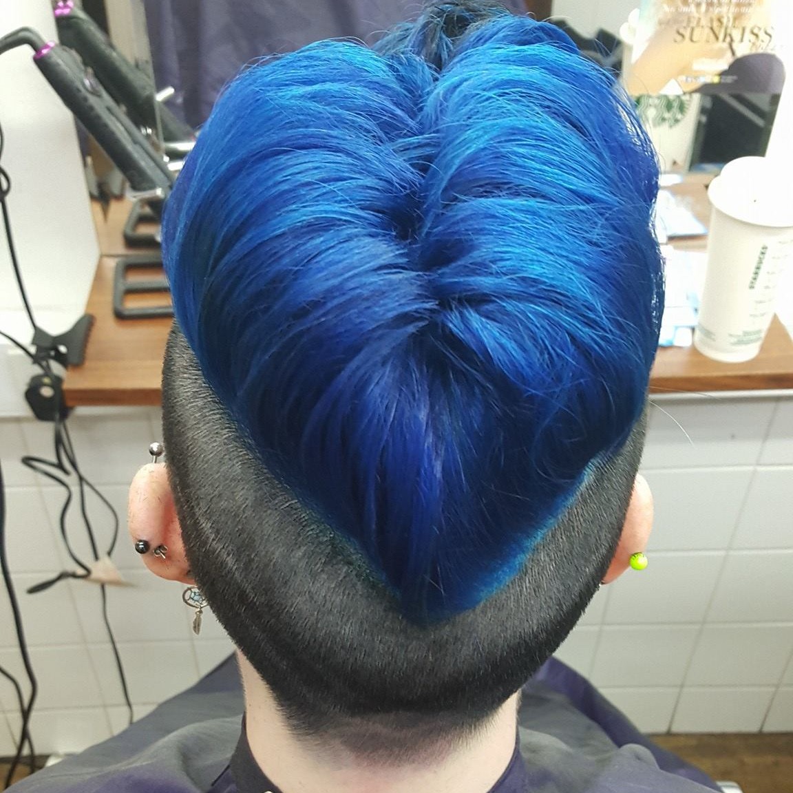 Tidy top, with a short finish in a deep royal blue. Thanks to @manicpanicnyc / Manic Panic
#nationalmohawkday