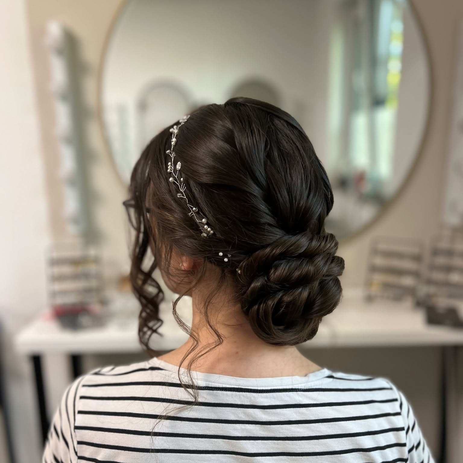 💫 Typberatung für Bräute – weil dein Styling zu dir passen soll
Jede Frau ist einzigartig. Und genau so einzigartig sollte auch ihr Brautstyling sein. Die Frisur, das Make-up, sogar der Schleier – all das soll nicht verkleiden, sondern unterstreichen, wer du bist.
Eine Typberatung ist der erste Schritt zu einem Look, der sich echt, stimmig und schön anfühlt.
Kein festes Schema. Kein Trend um jeden Preis. Sondern ein Gefühl:
🪞 „Ja – das bin ich.“
✨ In der Beratung schauen wir gemeinsam:
– Welche Gesichtsform hast du – und was schmeichelt ihr besonders?
– Was bringt deine Augen, deine Ausstrahlung zum Leuchten?
– Welche Frisuren passen zu deinem Kleid, deinem Stil, deiner Feier?
– Bist du eher der natürliche Typ – oder liebst du Glamour?
– Offenes Haar, lockerer Knoten oder eleganter Updo?
💬 Viele Bräute sagen danach: "Ich hätte nie gedacht, dass das so gut zu mir passt."
Und genau das ist der schönste Moment.
Denn du sollst dich nicht nur schön fühlen – du sollst dich gesehen fühlen.
#TypberatungBraut #BrautstylingMitGefühl #DuBistDerLook #Brautberatung2025 #NatürlichSchön #IndividuelleBrautfrisur #DeinHochzeitslook #BrautseinMitStil