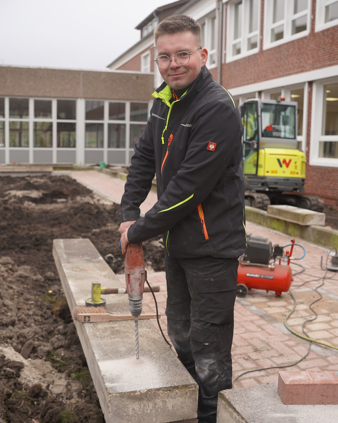 🛠️ "Ein Tag auf der Baustelle – echte Geschichten aus dem Saathoff-Team"
6:45 Uhr. Die Sonne kämpft sich durch den Dunst über dem Ammerland.
Auf dem Hof herrscht schon Betrieb – Maschinen werden gecheckt, die letzten Kaffeebecher ausgetrunken, kurze Absprache im Team.
Mittags wird zusammen gegessen – und gelacht.
„Hier zählt jeder – egal ob Azubi oder alter Hase“.
Am Ende des Tages ist die erste Fläche fertig – gerade, sauber, mit Liebe erledigt.
Morgen geht’s weiter – mit dem gleichen Einsatz.
Das ist Saathoff. Das ist Team. Das ist Handwerk, wie wir es leben.
🌿💪🚧
#Baustellenstory #TeamSaathoff #HandwerkErleben #GalabauMitHerz #SaathoffMomente