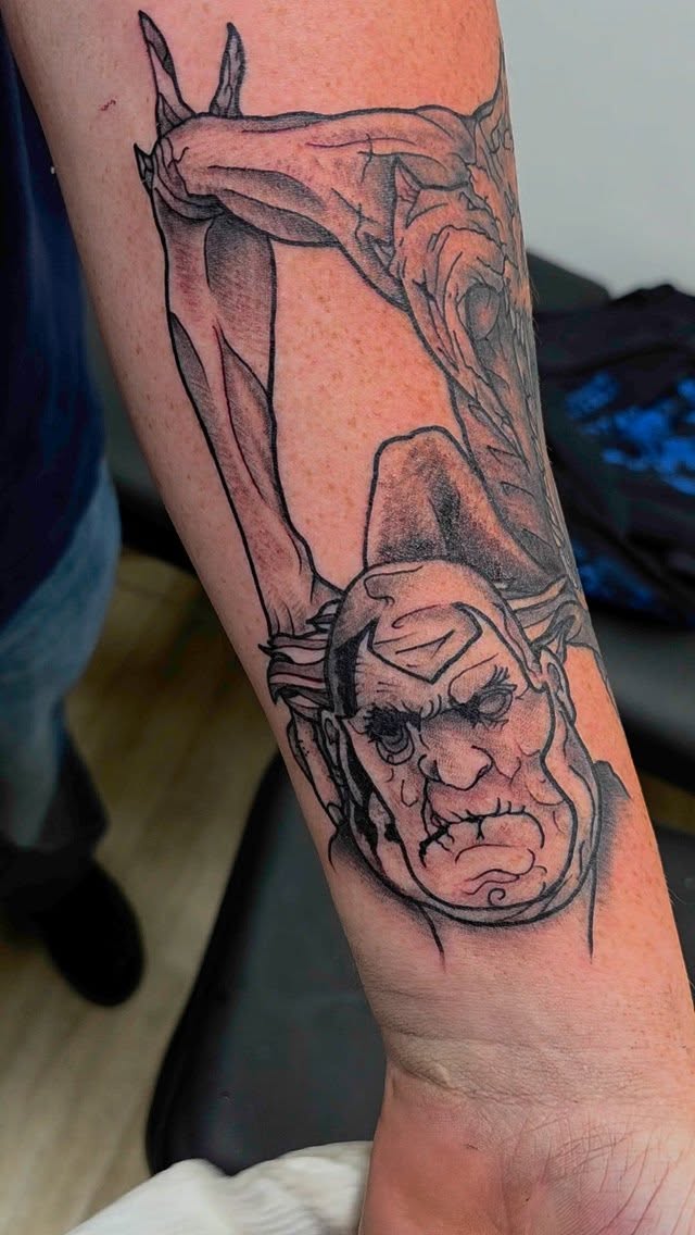 More detailing and color needed. But its a good start to an eventual Spawn sleeve.
#Spawn #Violator Done with an #FKIronsExo, #DaVinciCartridges, #AllegoryInk black, and #toughcookieaftercare glide.
#TheNorthAndoverTattooCompany