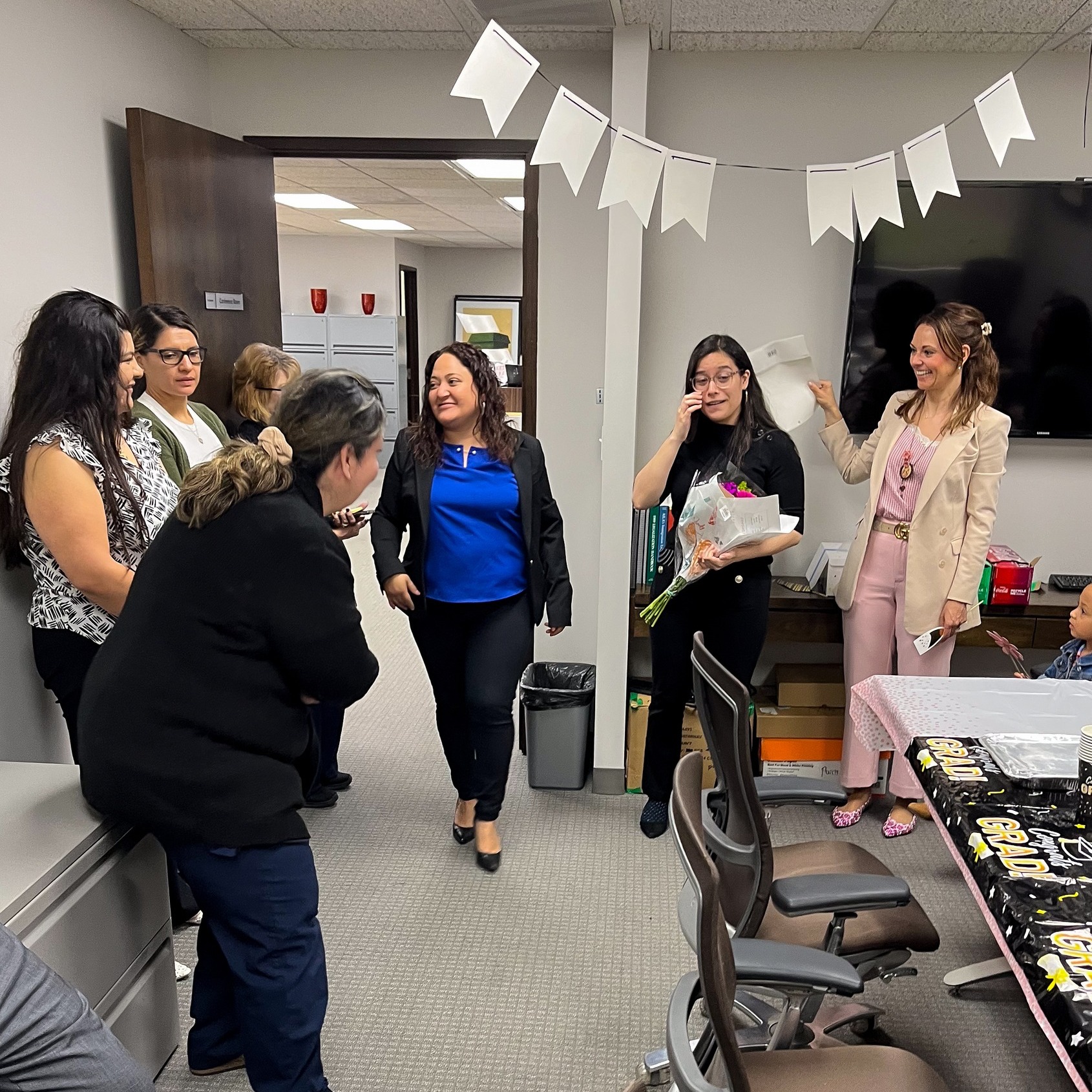 En Marsal Avila nos sentimos orgullosos de apoyar y guiar a la nueva generación de profesionales del derecho. Hoy celebramos a Melissa Avila, quien acaba de graduarse de la escuela de leyes, un logro extraordinario y el inicio de lo que estamos seguros será una carrera jurídica llena de impacto.
Melissa representa el compromiso de nuestra firma no solo con nuestros clientes, sino también con la formación y el crecimiento de futuras abogadas y abogados.
¡Felicidades, Melissa! Estamos emocionados de seguir acompañándote en este camino.
#abogadosdeinmigración