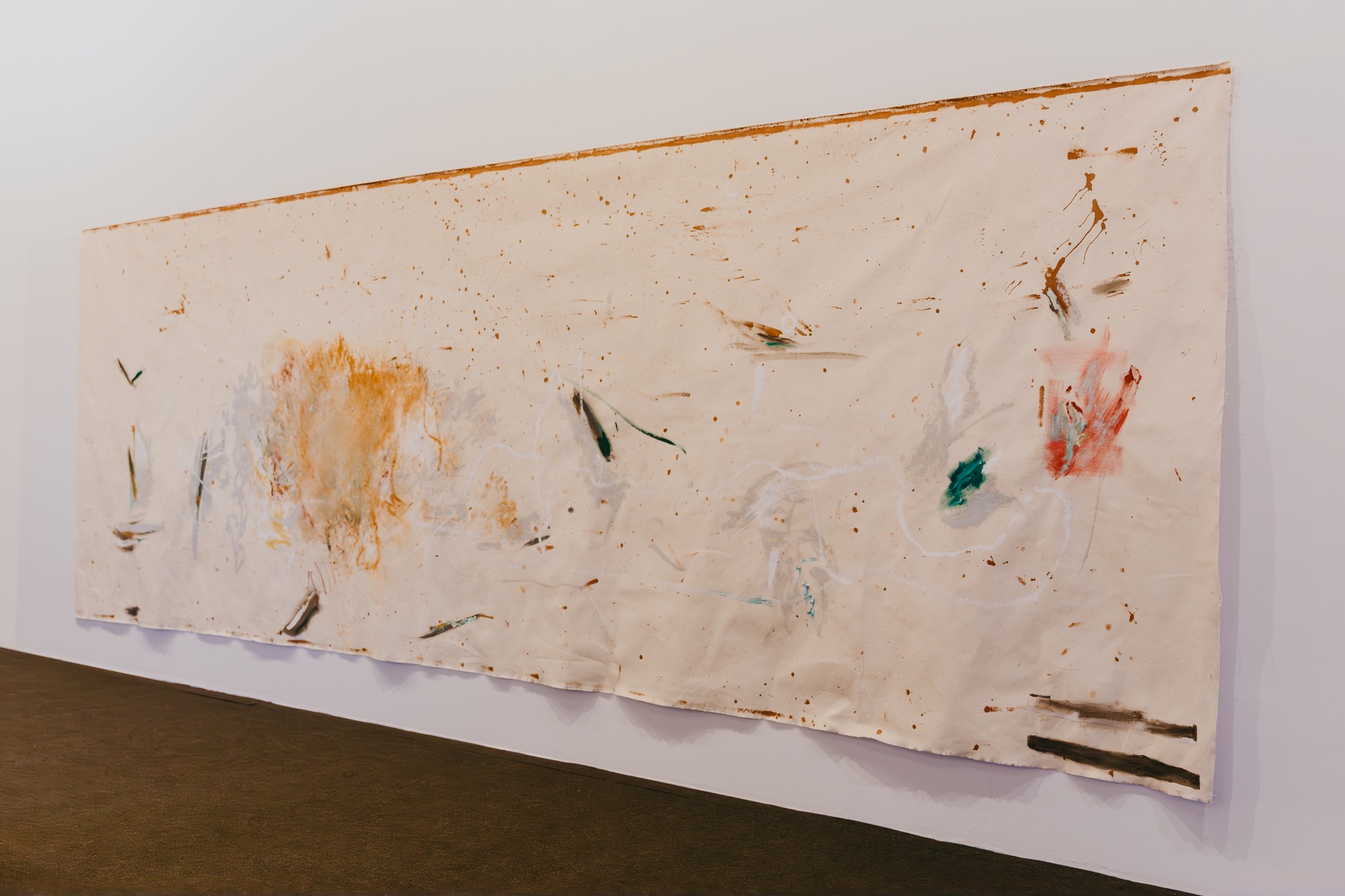 Awilda Sterling-Duprey é reconhecida por entrelaçar o expressionismo abstrato com o espectro tridimensional das coreografias. Em uma trajetória que concilia a política e a gestualidade lírica, a artista evoca questões identitárias e de gênero, referenciando ainda a diáspora, a migração e o silenciamento das mulheres afro-caribenhas.
Marcada pelo experimentalismo, sua produção conjuga múltiplos campos artísticos, originando manifestações poéticas protagonizadas pelo corpo e pela sensibilidade, como podemos ver nas séries Estéticas del Des Orden e Blindfolded. Iniciada em 2020, Blindfolded combina dança, música, desenho e performance: em um processo de criação tão vigoroso quanto delicado, a artista venda seus olhos para imprimir traços intensos à superfície do papel ou da tela. Na performance comissionada pela 14ª Bienal do Mercosul, Sterling-Duprey traduz a música através de seus movimentos, compondo “desenhos-dançados” como resposta às improvisações despertadas pelo jazz – um exercício lúdico de liberdade e resistência.
Aproveite os últimos dias de Bienal para conhecer o trabalho de @awildasterling no @museumargs.
Texto por Henrique Menezes
📷: @thieleelissa.foto
English version in the comments.
Apresentado por: @petrobras
Produção: Fundação Bienal do Mercosul
Apoio Institucional: @unescobrasil, @tjrsoficial, @ccmarioquintana, @museumargs, @farolsantander, Procempa e Bancos Sociais, @instituto.ling, @institutocervantesportoalegre, @eflcultural, @instituto.rouanet, @fundacaoibere e @pucrs
Apoio: @irigaray.guindastes, @lojaspompeia, @gangoficial, @riograndeseguros, @iguatemipoa, @agibank, @vulcabras.oficial, @dufriorefrigeracao, @roxcode.io, @brdeoficial e @art.hoteltransamerica
Media Partner: @grupo_rbs
Apoio Premium: @lojasrenner, @bluevillealimentos e @gerdau
Patrocínio: @crown.embalagens, @caixa, @prefpoa e @governo_rs
Patrocínio Master: @santanderbrasil @banrisul
Financiamento: PRÓ-CULTURA - Lei Estadual de Incentivo à Cultura - #proculturars @sedac_rs #culturaessencial
Realização: Lei Federal de Incentivo à Cultura
#14BienalDoMercosul #BienalDoMercosul #BienalDoMercosul2025