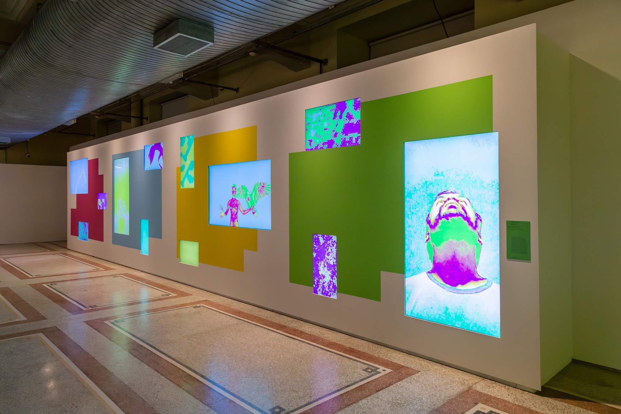 Eduardo Montelli desenvolve projetos com múltiplas linguagens, explorando temas como a construção da identidade, a narração de si e as dinâmicas de reconhecimento social. Tendo produzido inicialmente esculturas, instalações e fotografia, mais recentemente o artista tem se dedicado à produção de videoperformances e de trabalhos voltados para a internet.
Em Plasticidade redutiva, trabalho comissionado pela 14ª Bienal do Mercosul, várias telas exibem animações em looping, remontando à dinâmica de conteúdos no ambiente digital. O trabalho evidencia a forma característica dos GIFs. Neles, diversas fotografias são exibidas em sequência, criando a ilusão do movimento, como no cinema, mas através de uma redução nas unidades de informação (a quantidade de bits em cada pixel). Esse aspecto mostra o intervalo entre cada foto, evidenciando a ilusão do movimento e evocando o aspecto do erro (glitch, na linguagem digital) na criação das imagens.
Aproveite os últimos dias de Bienal para conhecer o trabalho de @duardomon no @farolsantanderpoa.
Texto por Anelise De Carli
📷: @thieleelissa.foto
English version in the comments.
Apresentado por: @petrobras
Produção: Fundação Bienal do Mercosul
Apoio Institucional: @unescobrasil, @tjrsoficial, @ccmarioquintana, @museumargs, @farolsantander, Procempa e Bancos Sociais, @instituto.ling, @institutocervantesportoalegre, @eflcultural, @instituto.rouanet, @fundacaoibere e @pucrs
Apoio: @irigaray.guindastes, @lojaspompeia, @gangoficial, @riograndeseguros, @iguatemipoa, @agibank, @vulcabras.oficial, @dufriorefrigeracao, @roxcode.io, @brdeoficial e @art.hoteltransamerica
Media Partner: @grupo_rbs
Apoio Premium: @lojasrenner, @bluevillealimentos e @gerdau
Patrocínio: @crown.embalagens, @caixa, @prefpoa e @governo_rs
Patrocínio Master: @santanderbrasil @banrisul
Financiamento: PRÓ-CULTURA - Lei Estadual de Incentivo à Cultura - #proculturars @sedac_rs #culturaessencial
Realização: Lei Federal de Incentivo à Cultura
#14BienalDoMercosul #BienalDoMercosul #BienalDoMercosul2025