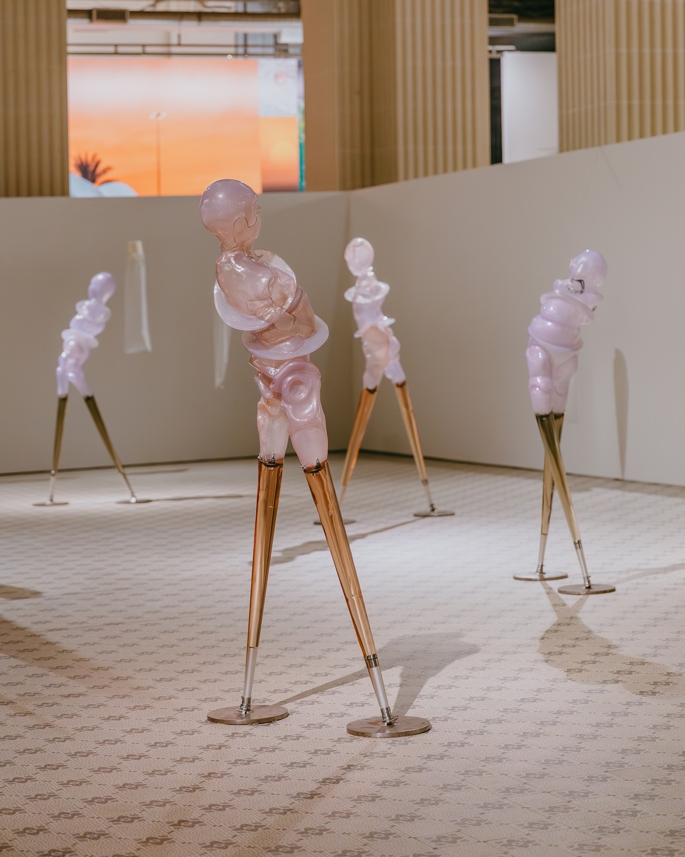 Berenice Olmedo desenvolve esculturas e objetos cinéticos, explorando de maneira sensível a materialidade de próteses e órteses. As fusões em sua obra chamam a atenção para as dimensões sociais das “deficiências” e das fragilidades dos sistemas de acessibilidade e recepção dos diferentes corpos aos diferentes ambientes. Além de artista, Olmedo lecionou como voluntária em uma oficina de arte do Centro de Reabilitação e Inclusão Infantil Teleton (CRIT), na Cidade do México.
As esculturas em ferro e silicone apresentadas na 14ª Bienal do Mercosul remetem a corpos humanos, tanto por suas formas quanto por sua escala. Compostas por materiais, cores e procedimentos sintéticos, as peças nos convidam a nos desfazermos da ideia de que os corpos são formados apenas de carne e osso, reforçando o quanto o uso de instrumentos é parte da vida humana, potencializando novas maneiras de ser e estar no mundo.
Aproveite a última semana de Bienal para conhecer o trabalho de @berenice.olmedo no @farolsantanderpoa.
Texto por Taís Cardoso
📷: @thieleelissa.foto
English version in the comments.
Apresentado por: @petrobras
Produção: Fundação Bienal do Mercosul
Apoio Institucional: @unescobrasil, @tjrsoficial, @ccmarioquintana, @museumargs, @farolsantander, Procempa e Bancos Sociais, @instituto.ling, @institutocervantesportoalegre, @eflcultural, @instituto.rouanet, @fundacaoibere e @pucrs
Apoio: @irigaray.guindastes, @lojaspompeia, @gangoficial, @riograndeseguros, @iguatemipoa, @agibank, @vulcabras.oficial, @dufriorefrigeracao, @roxcode.io, @brdeoficial e @art.hoteltransamerica
Media Partner: @grupo_rbs
Apoio Premium: @lojasrenner, @bluevillealimentos e @gerdau
Patrocínio: @crown.embalagens, @caixa, @prefpoa e @governo_rs
Patrocínio Master: @santanderbrasil @banrisul
Financiamento: PRÓ-CULTURA - Lei Estadual de Incentivo à Cultura - #proculturars @sedac_rs #culturaessencial
Realização: Lei Federal de Incentivo à Cultura
#14BienalDoMercosul #BienalDoMercosul #BienalDoMercosul2025