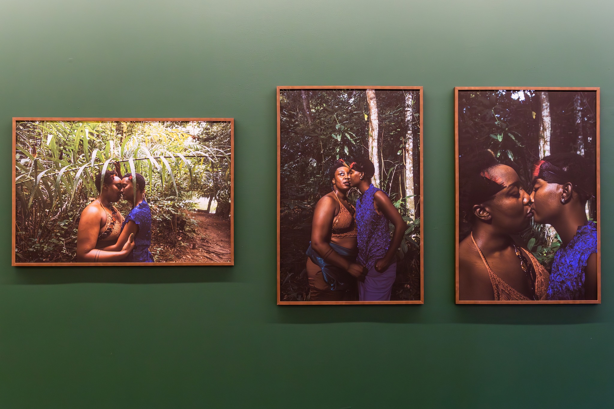 Através do vernáculo fotográfico, Laryssa Machada compõe universos que friccionam uma linguagem ficcional com a documental, criando atmosferas nas quais as pessoas retratadas deslizam entre a performance, a fotografia posada e o registro cotidiano. A artista, em trânsitos pelo território pindorâmico e suas águas – Baía de Todos os Santos, Baía de São Marcos, Baía de Guanabara e rio Negro – tece uma rede de afetos com as pessoas retratadas, como nas fotos da série Antes de você me amar, ela já estava me amando, protagonizada sobretudo por casais de mulheres lésbicas.
Na instalação proposta para a 14ª Bienal do Mercosul, Machada apresenta um conjunto de 24 fotografias que mesclam diferentes técnicas de captura e suporte expositivo – como a foto analógica e a adesivagem vinílica – para construir um caminho em que sistemas narrativos fabulam um futuro no qual o amor e a dissidência fluem como as indomáveis águas de uma cachoeira. A artista aposta em uma tática de emancipação visual e social através dos cruzamentos entre o corpo e o território.
Aproveite os últimos dias de Bienal para conhecer o trabalho de @laryssamachada no @macrs.oficial.
Texto por Tiago Sant’Ana
📷: @thieleelissa.foto
English version in the comments.
Apresentado por: @petrobras
Produção: Fundação Bienal do Mercosul
Apoio Institucional: @unescobrasil, @tjrsoficial, @ccmarioquintana, @museumargs, @farolsantander, Procempa e Bancos Sociais, @instituto.ling, @institutocervantesportoalegre, @eflcultural, @instituto.rouanet, @fundacaoibere e @pucrs
Apoio: @irigaray.guindastes, @lojaspompeia, @gangoficial, @riograndeseguros, @iguatemipoa, @agibank, @vulcabras.oficial, @dufriorefrigeracao, @roxcode.io, @brdeoficial e @art.hoteltransamerica
Media Partner: @grupo_rbs
Apoio Premium: @lojasrenner, @bluevillealimentos e @gerdau
Patrocínio: @crown.embalagens, @caixa, @prefpoa e @governo_rs
Patrocínio Master: @santanderbrasil @banrisul
Financiamento: PRÓ-CULTURA - Lei Estadual de Incentivo à Cultura - #proculturars @sedac_rs #culturaessencial
Realização: Lei Federal de Incentivo à Cultura
#14BienalDoMercosul #BienalDoMercosul #BienalDoMercosul2025