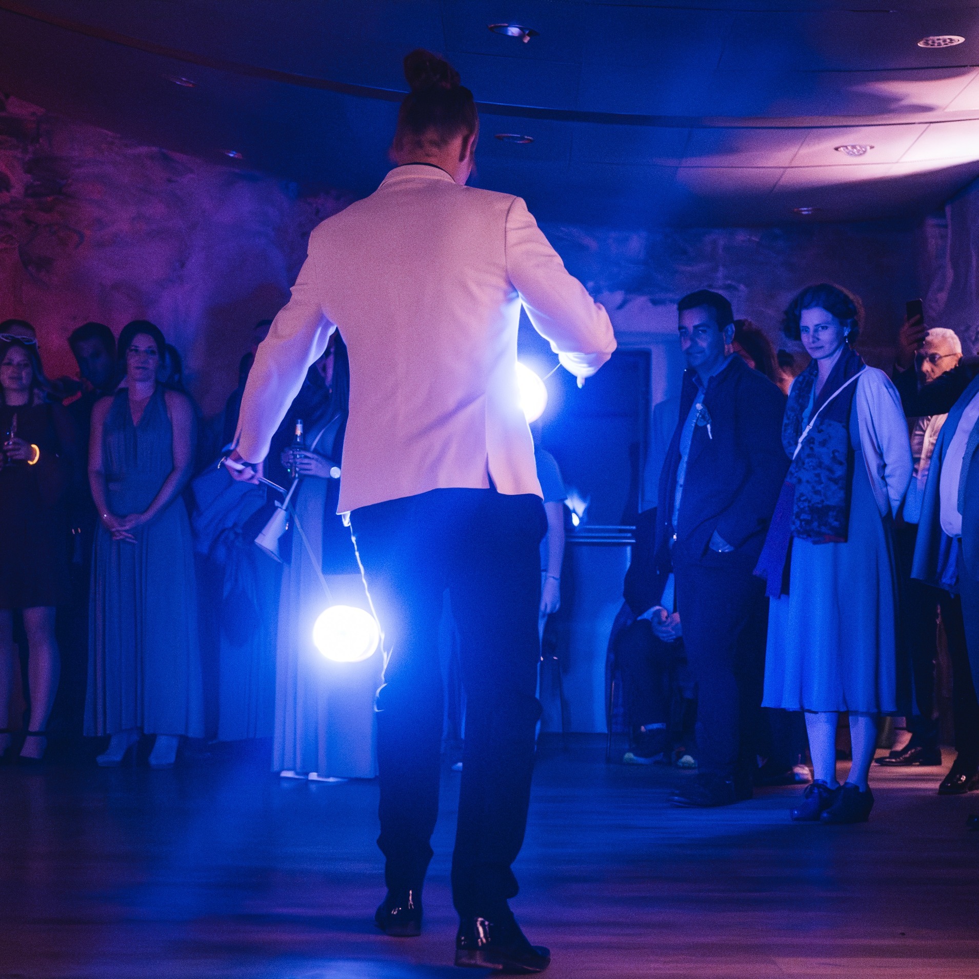 Des performances de diabolo lumineux adaptées à tous vos événements !📷 Mariage Vreny - @studio.vorben
.
.
.
.
.
.
.
.
#janhimself #ilovemyjob #swissartist #swissevent #event #swisswedding #swissanimation #lightartist #ledperformer #leddancer #LED #ledart #flowarts #flowtoys #light #pyroterra