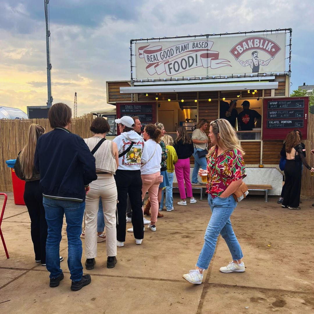 ARNHEM HERE WE COME! 💚
Je vindt ons op 17 mei voor de 5e keer op @asmfestival – een geweldig gastvrij festival waar we ons helemaal thuis voelen.
Wij staan weer paraat met je favorieten: classic Smash Burgers, knapperige loempia’s, de lekkerste wraps met vegan kebab of homemade falafel, en ook een portie falafel! 🧆
Koop snel je tickets op https://asmfestival.nl/! 🎟