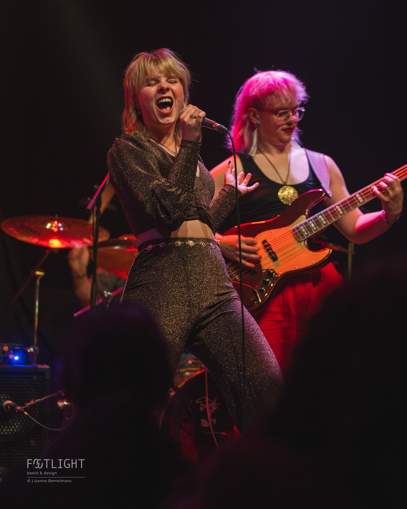 🎸 Artiesten verdienen stoere actiefoto’s – en hun team ook.
Of je nu zelf op het podium staat of werkt aan de zichtbaarheid van een band: sterke beelden maken het verschil.
Je begint ergens.
Een groep muzikanten, een paar covers, een optreden in de garage of op een buurtfeest.
Nog geen volle zalen. Nog geen betaalde shows. Maar wel de droom.
✨ Uitverkochte zalen met enthousiast publiek
✨ Fans die al voor de deuren staan
✨ Gesigneerde vinyls die meteen uitverkocht zijn
Maar hoe leren boekers, programmeurs en fans je kennen?
✅ Laat zien dat je een show kunt neerzetten
✅ Deel reacties van eerdere optredens
✅ Gebruik sterke persfoto’s en actiefoto’s
✅ Vergeet mond-tot-mondreclame niet (ja, dat werkt nog steeds)
📢 Voor marketeers en programmeurs: beeld overtuigt sneller dan een bio.
📸 Een goede actiefoto zegt in één oogopslag: “Deze act heeft podiumpresence.”
De eerste festivals dienen zich aan.
Steeds meer mensen kennen je naam.
En dan: dat ene bericht. “Wil je het voorprogramma spelen?”
Laat zien wie je bent — en zorg dat je profiel of website er klaar voor is.
Niet leeg. Niet saai. Maar visueel sterk en professioneel.
👉 Heb jij nog geen beeld dat jouw energie vangt? Laat een 🔥 achter, dan stuur ik je een DM.