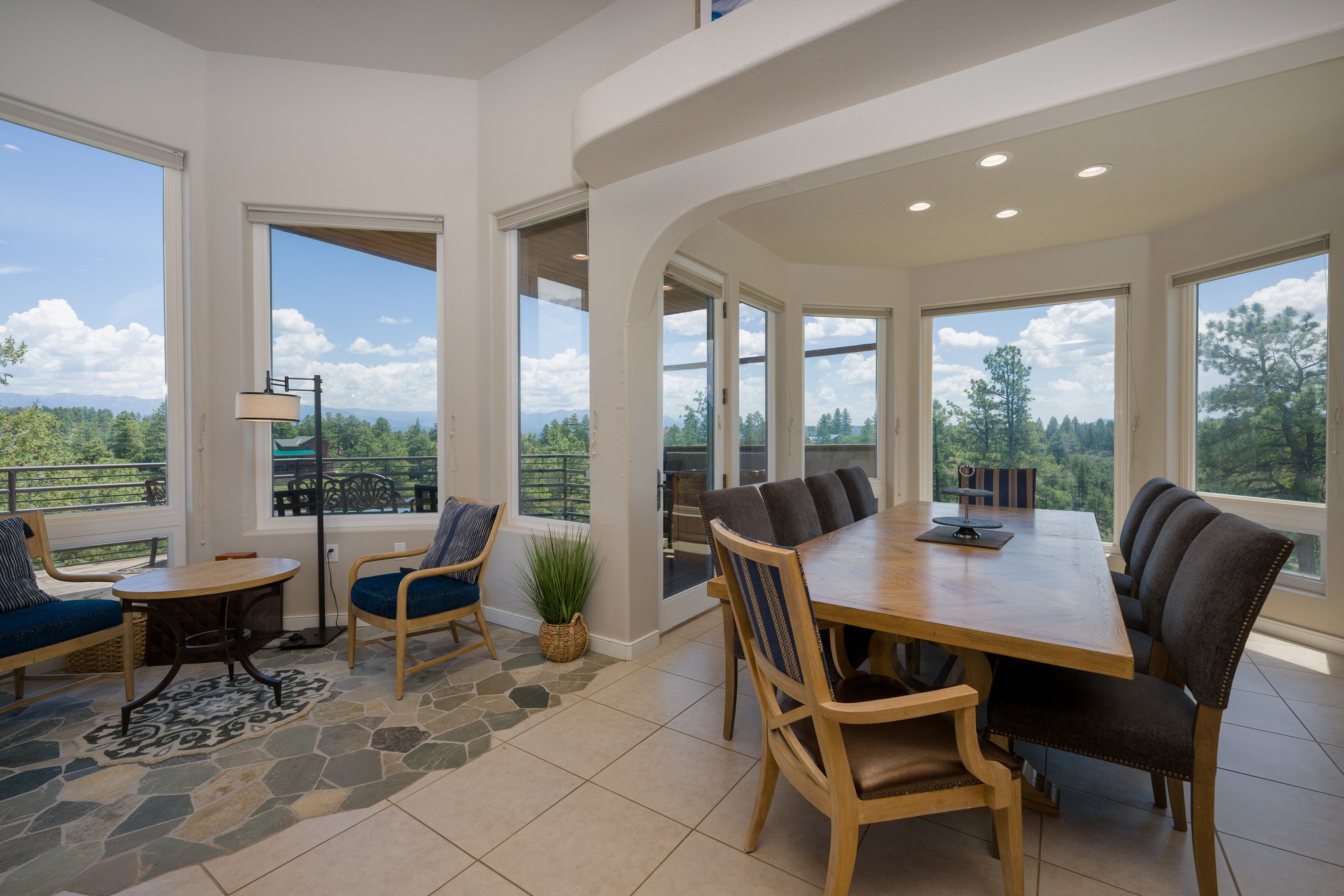 When your dining space feels more like a treehouse retreat than a room—surrounded by light, air, and calm, until the kids wake up 🤣
.
.
#peaceful #homeviews #pagosasprings #marketing #joncahillphoto #livingroom #coloradoviews #designwithaview #pagosaslow #peacefulspaces #homedesign #marketingdigital