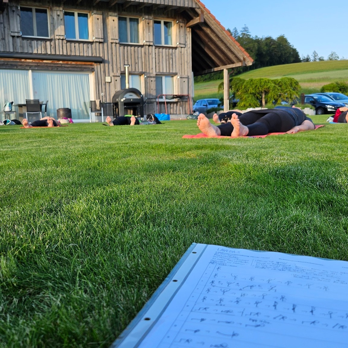 Ja, meine Stunden sind praktisch immer vorbereitet ✍️ - mal detaillierter, mal weniger detailliert. Weil mir die Botschaft 💬sowie der Fokus 😎 wichtig sind. Gerade auch beim Sunset-Yoga wo du die Gelegenheit hast, meine Stunden unkompliziert und in wunderbarem Ambiente "kennenzulernen". Am kommenden Mittwoch sind nur noch ganz wenige Plätze frei ☘️.
#yogaevent #sunsetyoga #fischbach #willisautourismus