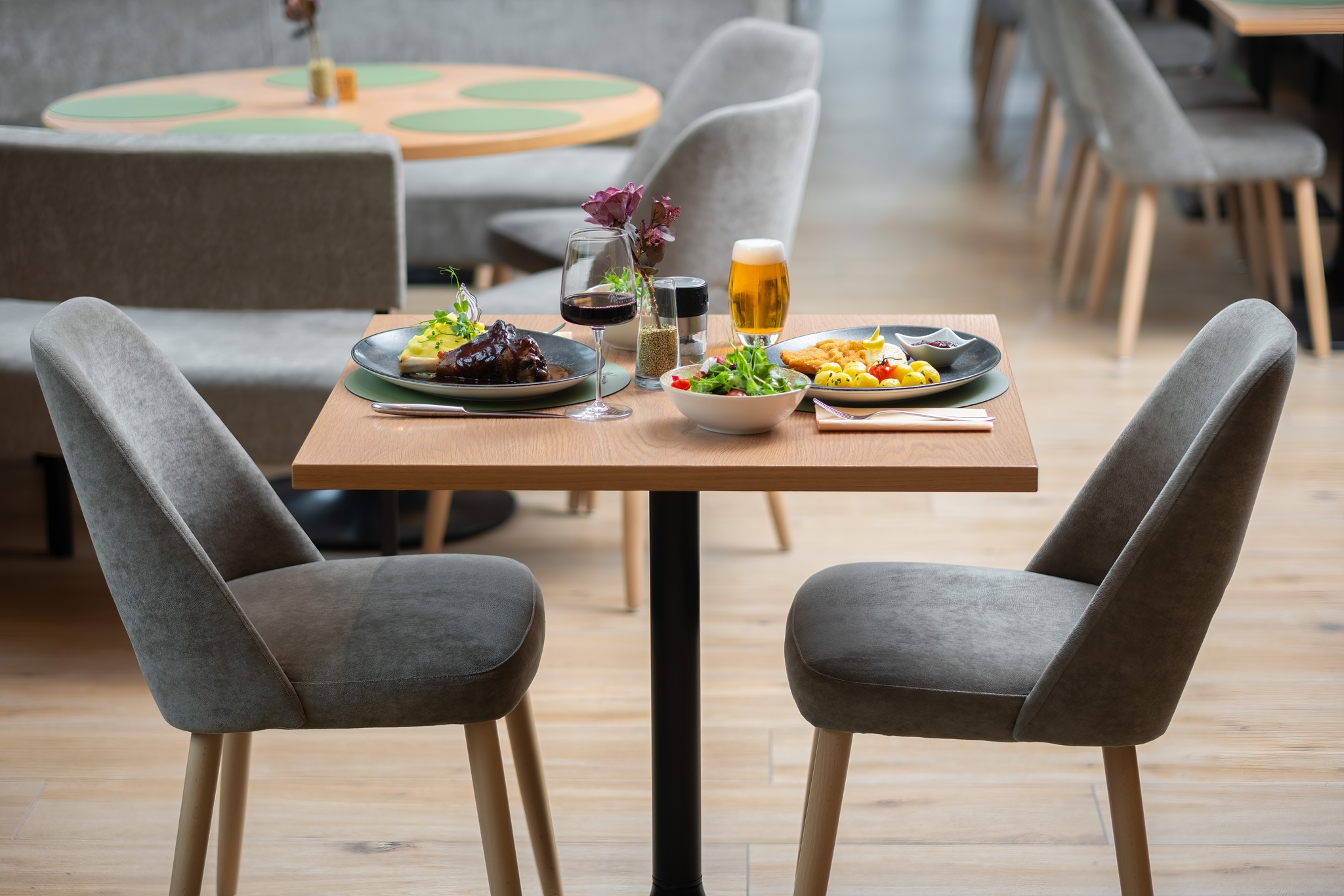 ☝ Diese Woche legen wir am Mittwoch, 30.4. einen Ruhetag ein, damit wir euch am Feiertag ab 12:00 Uhr wieder verwöhnen können ☀... Wir freuen uns auf euch!
📷 (c) Simon Bernlieger