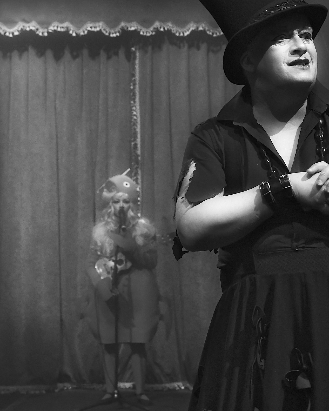 J'adore cette photo prise par @monsieur.gac de @monsieur_k_et_cie et moi. Nette et floue. Prochaine date de @labarbichette.cabaret le 12 juin à la @lamachineparis 💛🧡💜
#cabarete #cabaretclub #cabaret #cabaretlife #homard