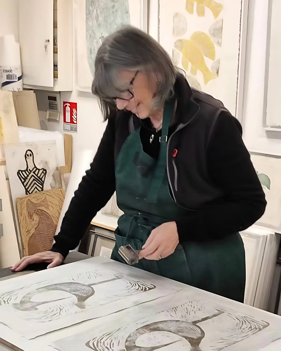 Lumière aujourd'hui sur le travail de Stella Erbibo :
« Autodidacte, à la suite de diverses initiations (marqueteries, dessin, peinture et sculpture) j'ai découvert l'univers de l'estampe qui a libéré mon expression artistique à travers la pratique de la taille-douce et plus précisément la pointe- sèche. Je continue avec passion mon exploration des différentes techniques de l'estampe la lithographie l'eau-forte la taille d'épargne et le carborundum. »
Vernissage SOFRONICI'ART - Bernard Rémusat & Stella Erbibo
📝 Sur inscription
📧 ecole@sofronicia.com
📞 06 01 79 03 00 (Thalia Chauvet)
🖥️ www.sofronicia.com
📅 Jeudi 05 juin
🕖 À partir de 18h
📍 École Sofronicia, 40 boulevard Jean Ossola, Saint-Laurent-du-Var
#sofronicia #bienetre #devenirsophrologue #sophrologue #sophrologiecaycedienne #meditation #contemplation #art🎨 #artplastique #estampa #vernissage