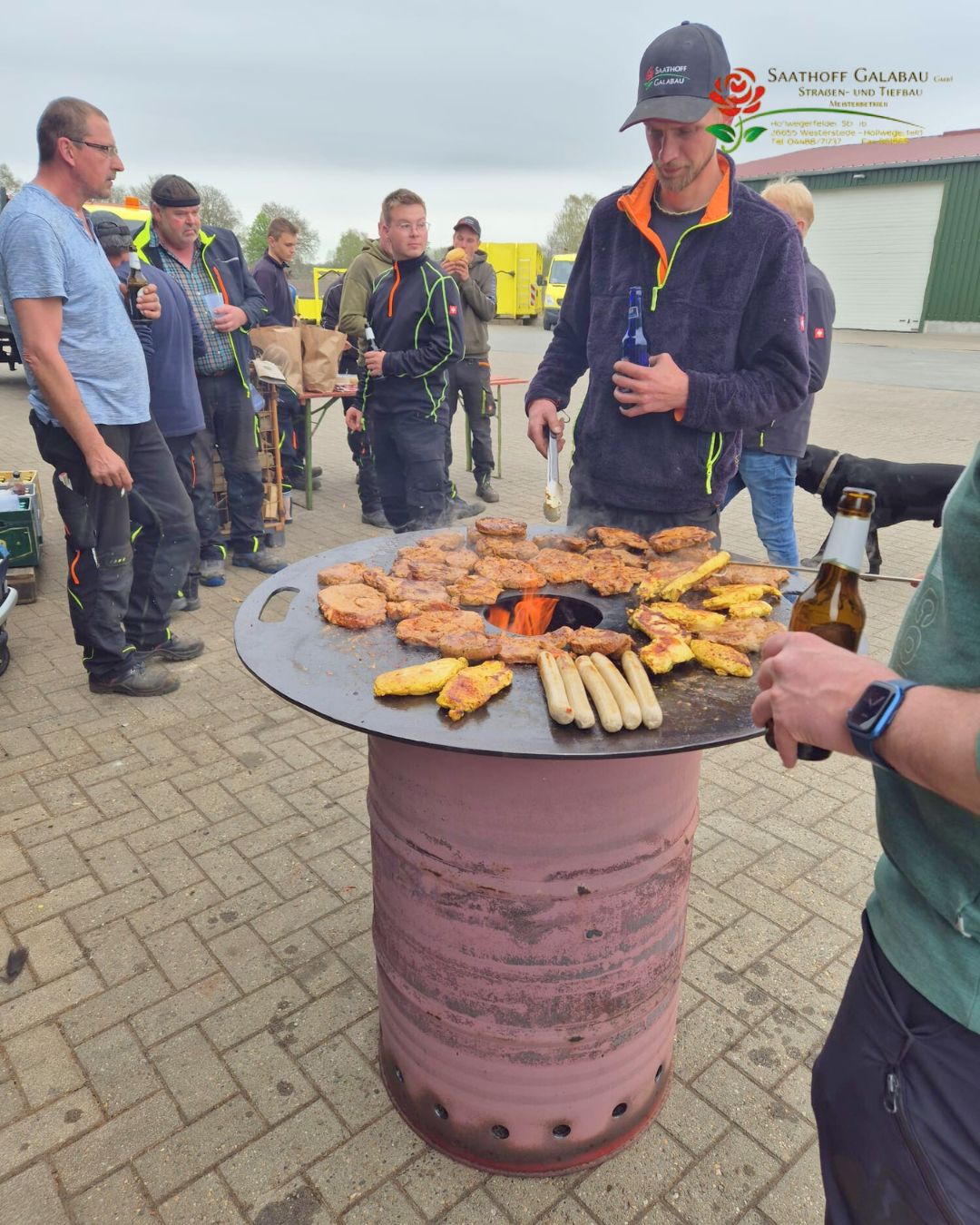 Gemeinsame Grillabende sind extrem wichtig! 🔥🍖
Warum? Weil sie den Teamgeist stärken, den Zusammenhalt fördern und uns auch abseits der Baustelle zusammenwachsen lassen. Ein starkes Team entsteht nicht nur durch harte Arbeit, sondern auch durch gemeinsame Erlebnisse und entspannte Momente.
Kurz vor Ostern haben wir uns deshalb die Zeit genommen, um gemeinsam zu grillen, zu lachen und neue Energie zu tanken – bevor es in die wohlverdiente Pause ging.
Hier ein paar Einblicke von unserem gemütlichen Beisammensein – und damit wünschen wir euch allen einen starken und erfolgreichen Wochenstart! 💪🏽🌟
#TeamSaathoff #GemeinsamStark #Grillabend #Baustellenleben #WochenstartMitPower