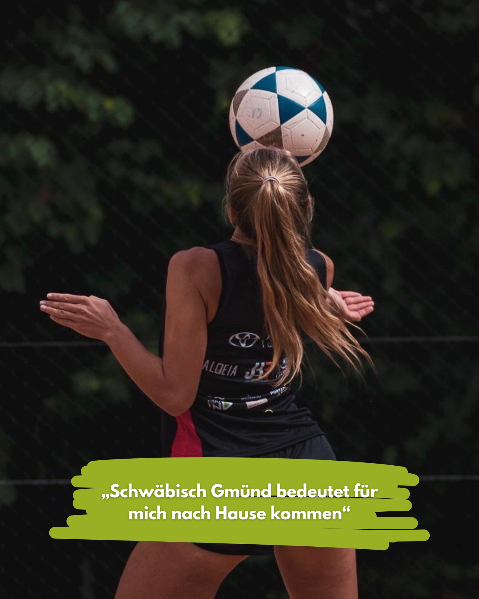 Part II unseres Interviews mit Jule Saam
Jule lebt aktuell in Brasilien – dem Mutterland des Footvolley. Doch ihre sportliche Reise begann in Schwäbisch Gmünd.
Wir wollten von ihr wissen, was ihre Heimatstadt ihr heute noch bedeutet.
📍 Schwäbisch Gmünd – da, wo alles begann!
„Meine Familie lebt immer noch in Schwäbisch Gmünd. Für mich bedeutet die Stadt nach Hause zu kommen – ich habe hier meine gesamte Kindheit verbracht und verbinde viele schöne Erinnerungen mit diesem Ort“, erzählt Jule.
Genau hier entdeckte sie auch ihre Liebe zum Footvolley: Aus einem spontanen Gedanken beim Marktplatzturnier wurde echte Leidenschaft. Heute ist sie fester Bestandteil der Playa-Family 💪🌴
#Heimat #FootvolleyLove #PlayaDeGamundia #GmündPower #FromGmündToTheWorld