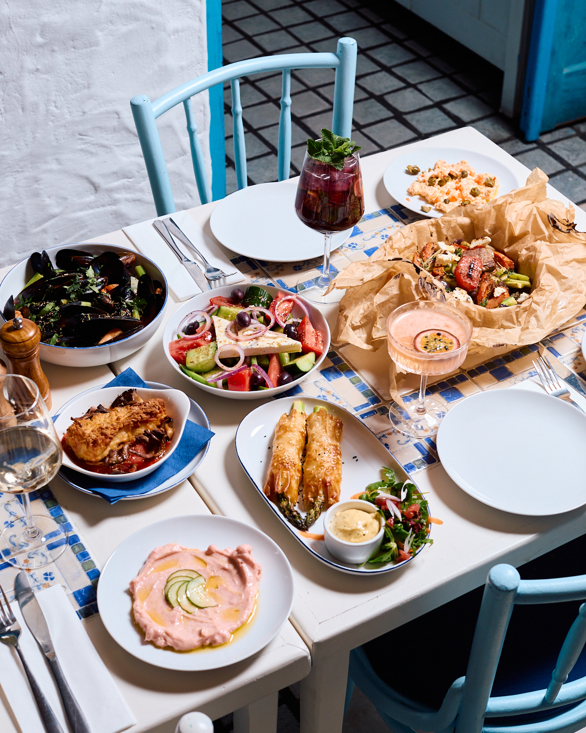 Tak wygląda uczta w Santorini! 🐟
Greckie klasyki, świeże owoce morza, orzeźwiające koktajle…
A wieczorem? Muzyka na żywo i wspólna zorba!
Wpadajcie – będzie pysznie i po grecku 🇬🇷