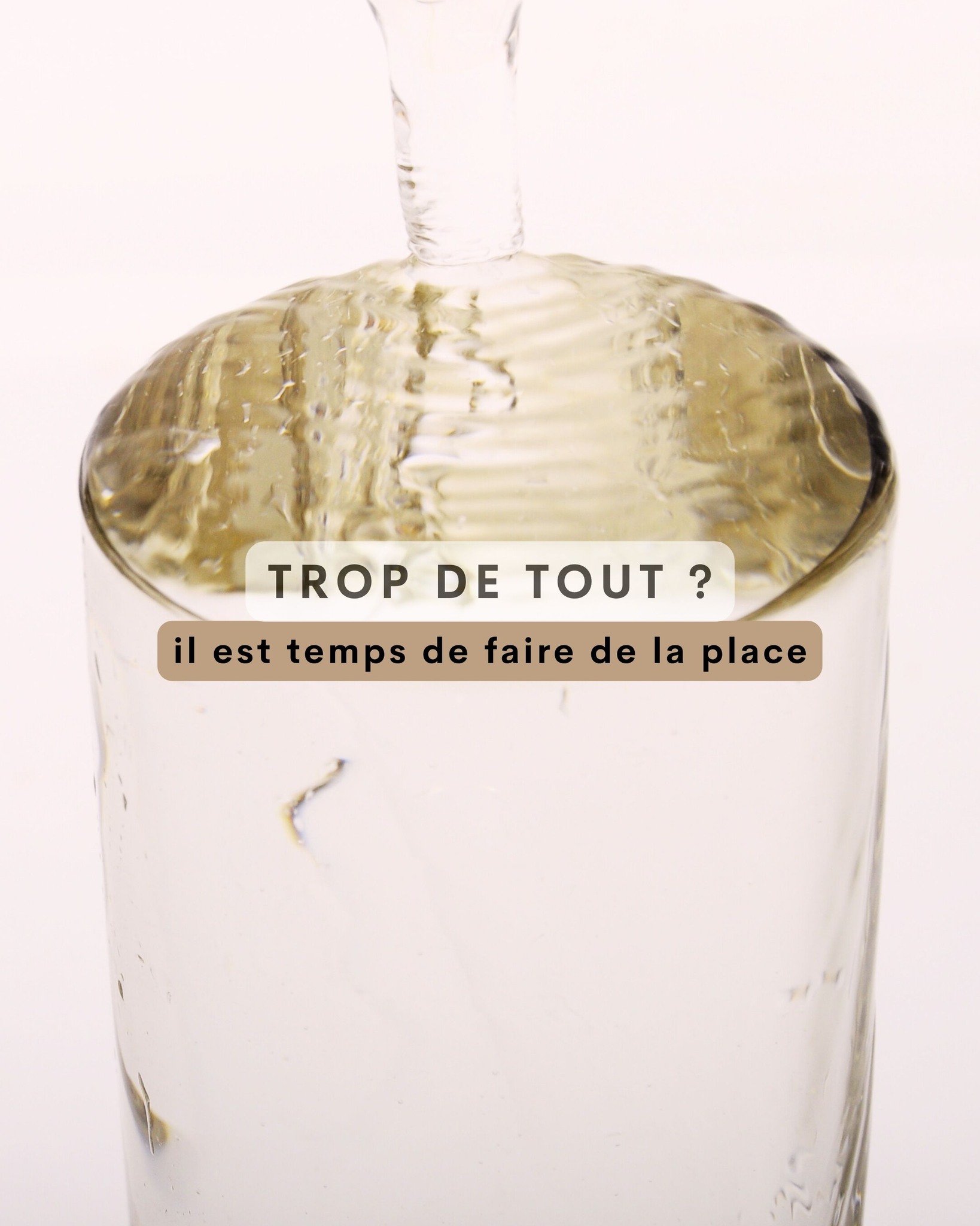 Au printemps, on se focalise tous sur le corps, on prépare son "summer body" 🤣
on abuse de toutes sortes de détox physique pour alléger le corps mais et notre mental dans tout ça ???
👉 S'alléger ça commence déjà par se libérer l'esprit.
Nous sommes de plus en plus conditionnés pour remplir le vide, alors que ralentir ou ne rien faire du tout sont parfois nécessaires.
👉 Faire le vide à force de trop plein : sursollicitations, trop de connections, de mails, de rdv, d'onglets ouverts, de "il faut que", de "je dois", de tâches diverses, d'agendas qui débordent, TROP c'est TROP !
🌼 Notre esprit aussi a besoin d'un grand ménage de printemps 🌼
Un bon leitmotiv : place à la slow-life !
👉 Pour votre retour à soi, vous aurez l'embarras du choix parmi tous nos praticiens. Un soin énergétique, un massage hyper relaxant, un bain sonore, du coaching pour mettre de l'ordre dans votre vie...
✨ Et vous que faites-vous pour "mettre sur pause" ? Dites-le nous en commentaire.
#DetoxMentale #TropDeTout #AllégerSonEsprit #PrintempsBienÊtre #MénageDePrintempsIntérieur #DétoxÉmotionnelle #SlowLiving #RetourÀSoi
#paixinterieure #RechargeMentale #oseretresoi #LaGacilly #boulognebillancourt #Colombes #espacebienetre