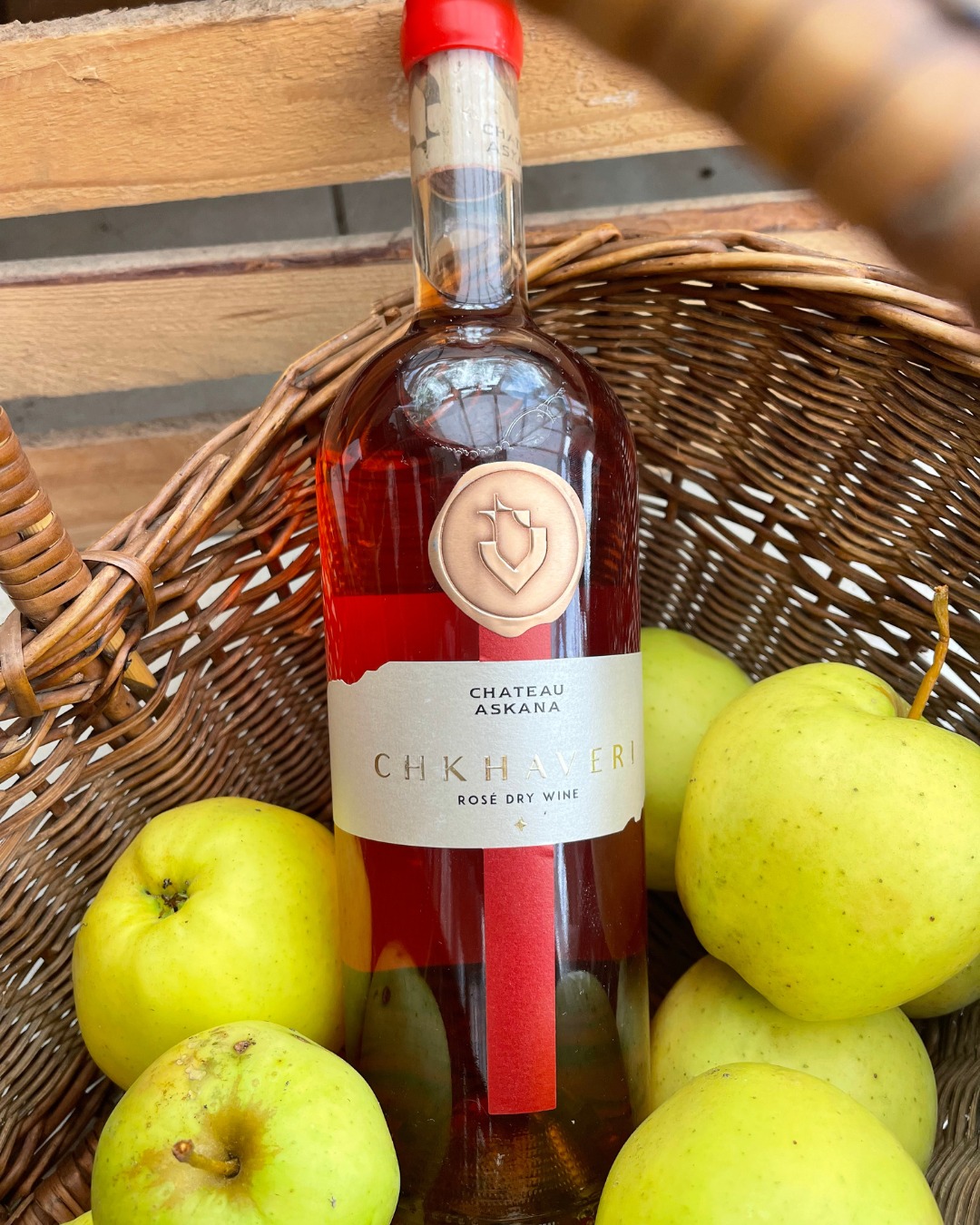 Discover the unique charm of Georgian wine with our Chkhaveri Rosé. This wine is crafted from the ancient and endemic Chkhaveri grape variety, exclusively producing naturally rosé wine. Harvested in late November, Chkhaveri grapes thrive in the high mountainous region of Adjaria, achieving the utmost quality and conditions 🍇
The wine showcases a beautiful rose colour, perfectly balanced acidity, and enticing floral and tropical fruit aromas. Available at Winchester market today, or online for nationwide delivery: https://www.geonaturals.co.uk/product-page/chkhaveri-rosé-chateau-askana