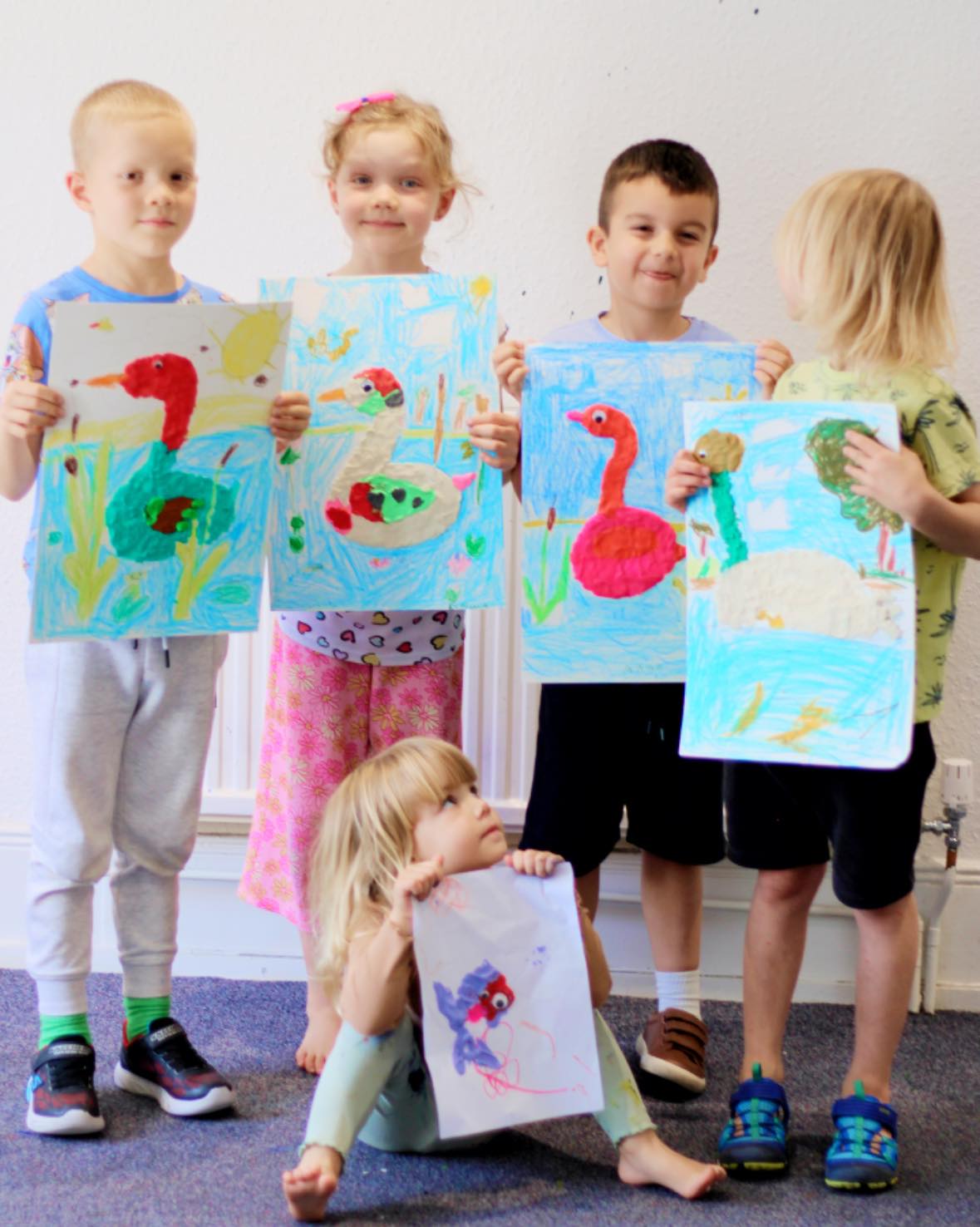 Вопрос дня: «Чем утка отличается от лебедя»? 😃 Кого по-вашему нарисовали ребята?
РеьТа справились с поделками и рисунками на «ура»! Только посмотрите на их счастливые выражения лиц- они лучше тысячи слов! ♥️