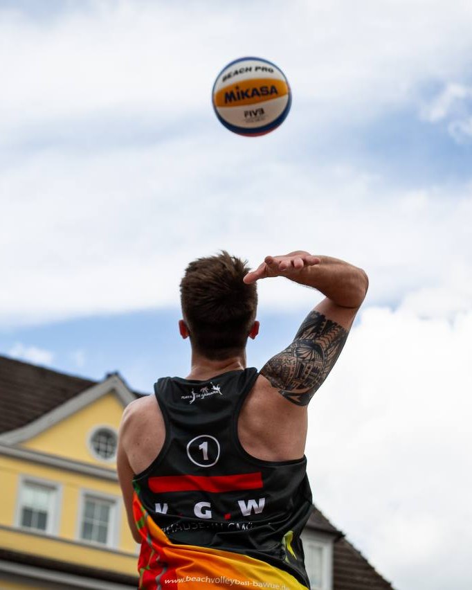 Was für ein Auftakt zur BaWü Beach Tour 2025 in Heidelberg!
🌞 Bei bestem Wetter und einer vollen Tribüne auf der Neckarwiese starteten 12 Damen- und 16 Herren-Teams ins Turniergeschehen.
Das Gewitter am Samstagabend brachte zwar einen kurzen Break – aber der Sonntag bot Beachvolleyball der Extraklasse!
🥇 Bei den Damen holten sich Iana Henke & Marie Hänle (Setzlistenplatz 7!) den Sieg in einem packenden Dreisatz-Finale gegen die favorisierten Schmid/Schaefer.
🥇 Bei den Herren triumphierten Marian Epple & Paul Stieper endlich im Finale – nach mehreren verpassten Titeln zuvor!
🥉 Besonders stark: Der Gmünder Felix Roos mit Partner Lucas Wenz auf Platz 3 – wir sehen uns in Schwäbisch Gmünd!
📆 SAVE THE DATE:
Škoda Autohaus Sorg Beachvolleyball-Cup
🗓️ 21.–22. Juni 2025
📍 Playa de Gamundia
👉 www.playadegamundia.com
📸 by Nils Wüchner