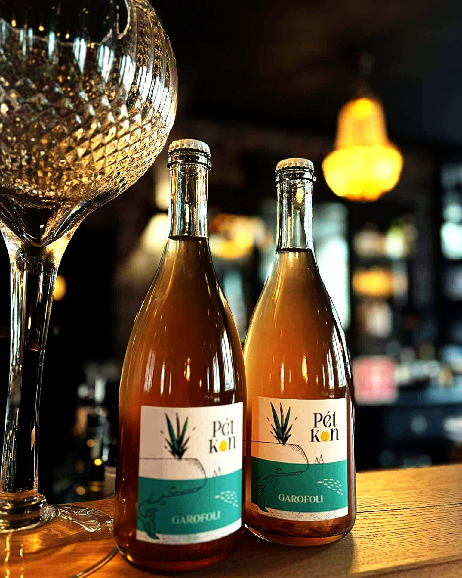 🌟 Pendant que d’autres ont une terrasse, chez nous on a le Pet Kon ! 🎉 Et vous ne le trouverez nulle part ailleurs ! 😉
🍹 Découvrez notre nouvel apéritif maison : un Pet Nat 100% Montepulciano, qui va vous faire craquer ! 💖 Des notes florales, des fruits rouges, et une mousse délicate pour un vrai plaisir gustatif. 🍓🌸Une rareté, un vrai petit bijou 💎
✨ Et en plus… moins d’un gramme de sucre résiduel ! On ne l’aime pas, on l’A-Do-RE ! 😍🙌
Venez partager ce moment gourmand avec nous ! 🍷🍴