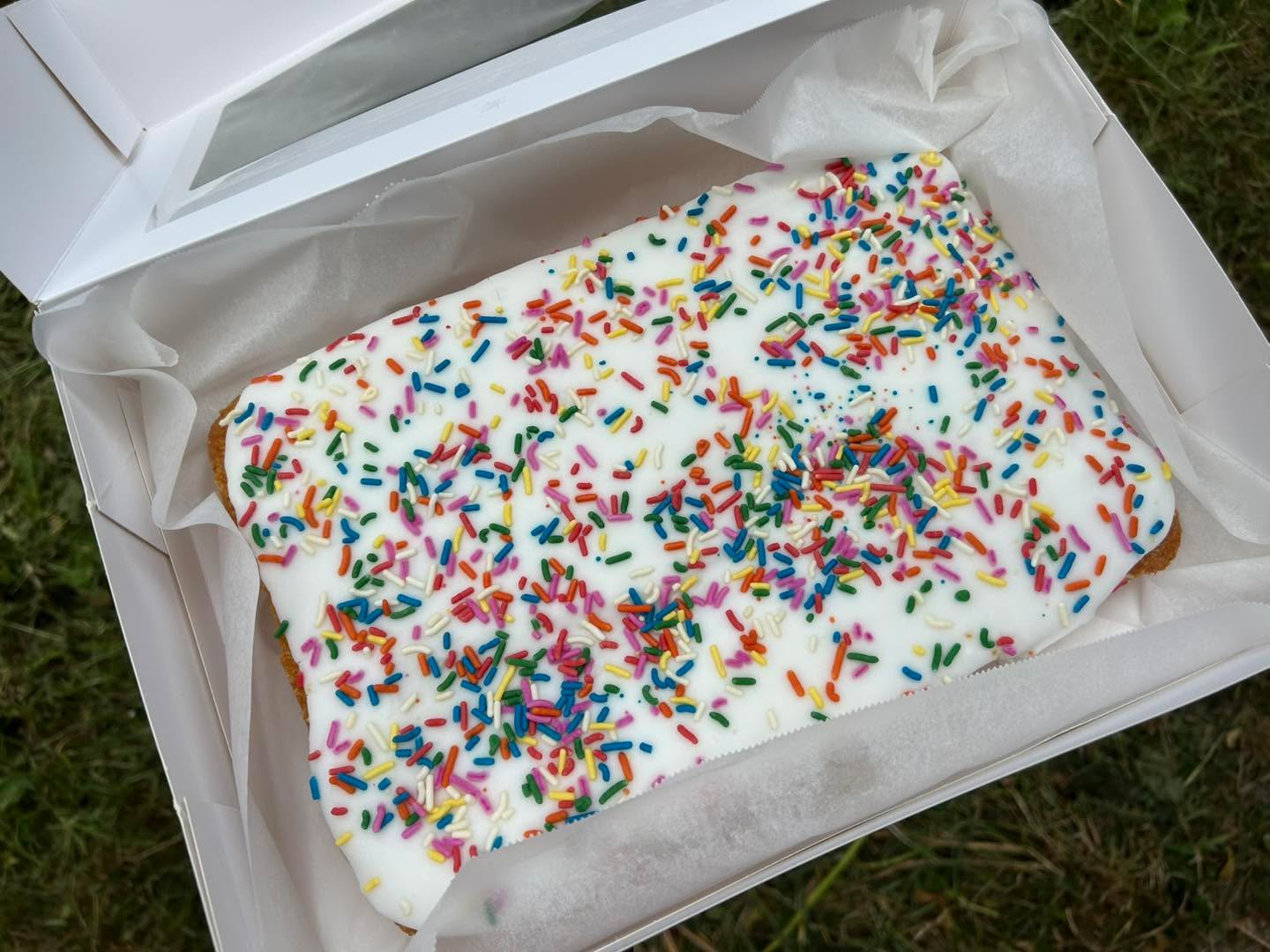 Who doesn't love abit of school cake?
Did you know you can order a whole tray to satisfy your craving?!
#schoolcake #schoolcakecupcakes #oldsprinklecake #oldschoolcake #sprinklecake #sprinklecakecupcakes #schooltraybake