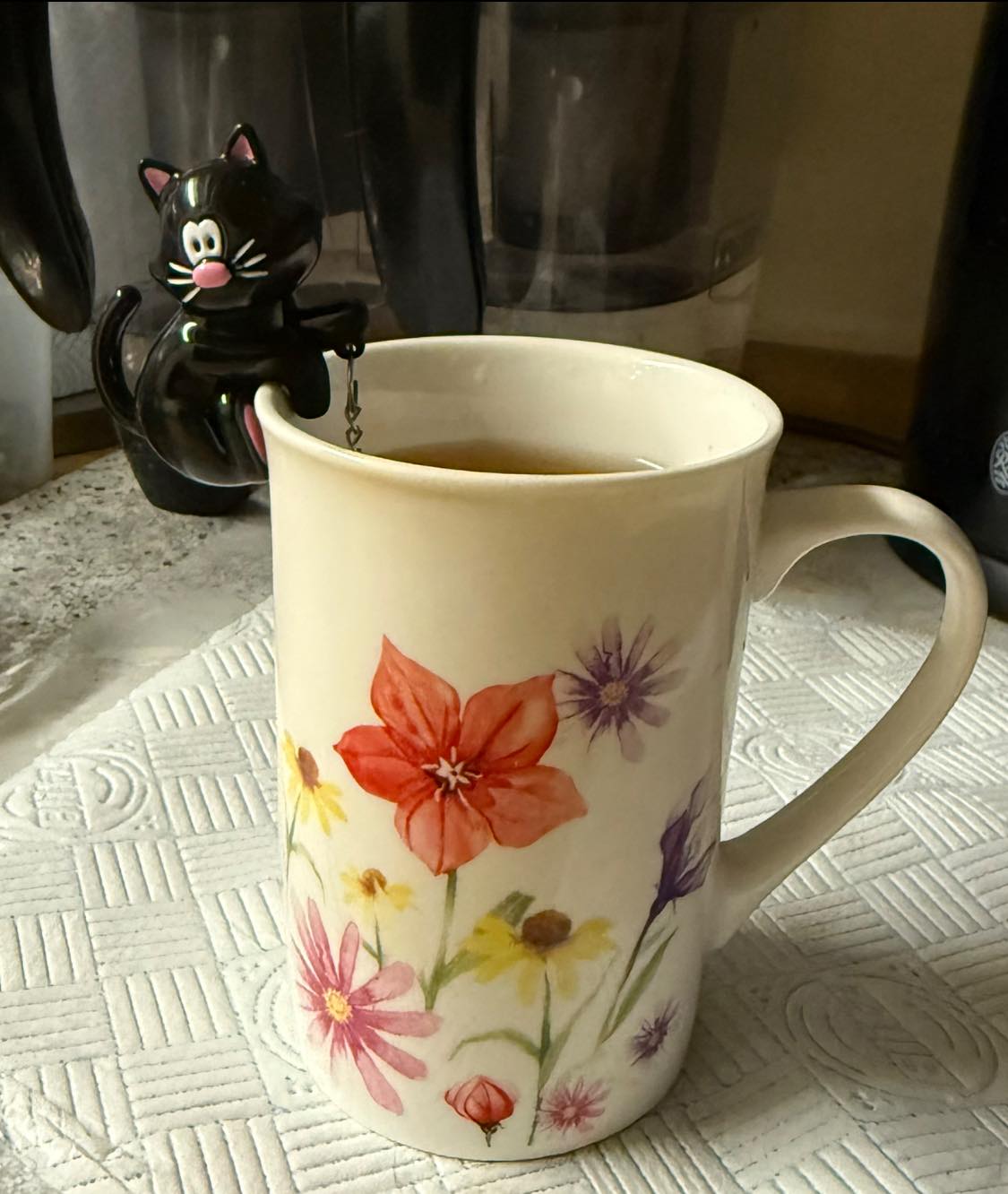 A cute little addition to my morning tea ritual. 🐈⬛