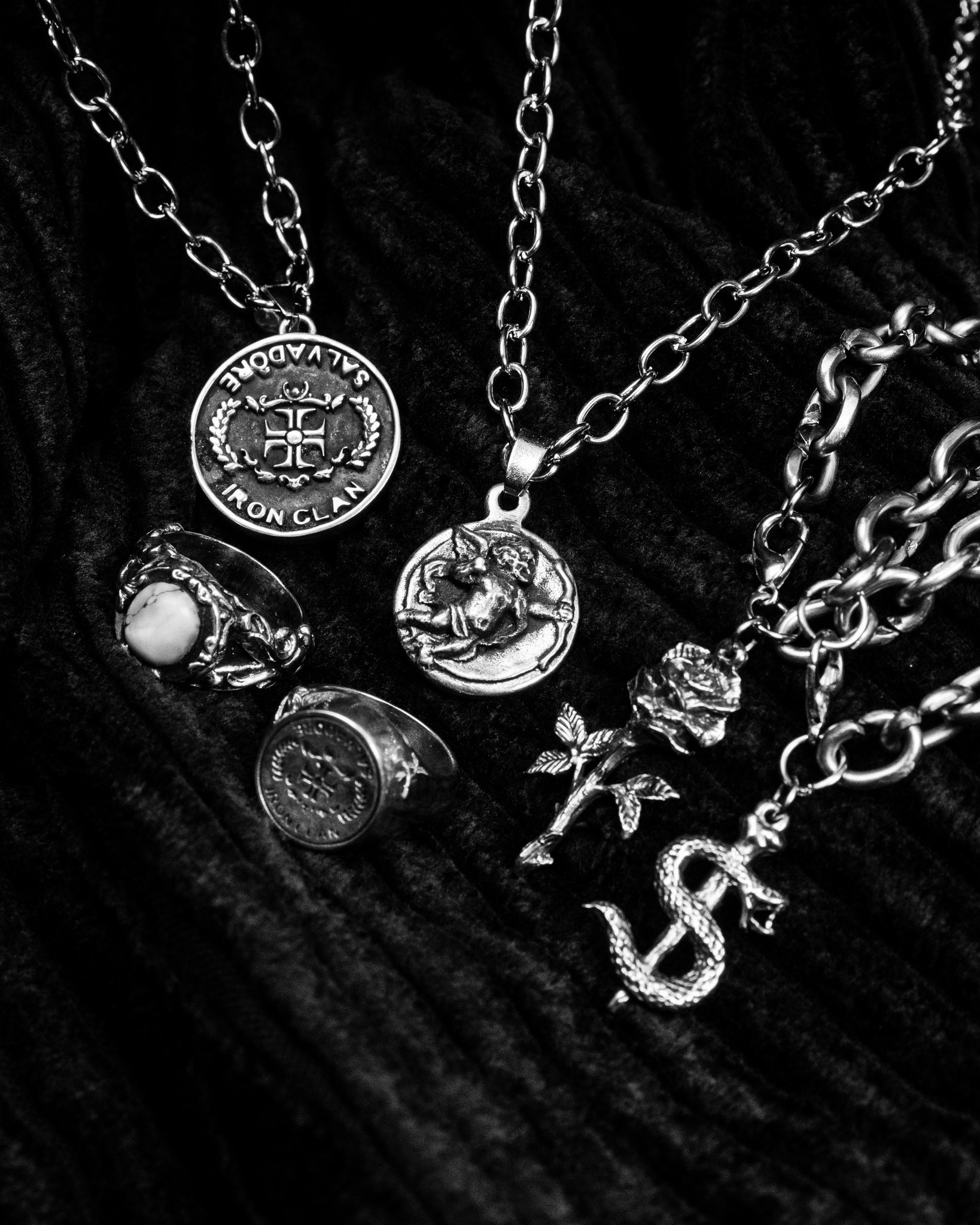 Forged in silver, in collaboration with @salvadore_atelier , Eminence medallion pendant and our signature Aquilus, the turquoise ring, captured in raw contrast and timeless elegance! ⚜
__
#IronClanJewelry #salvadoreatelier
#handmadejewelry #925silver