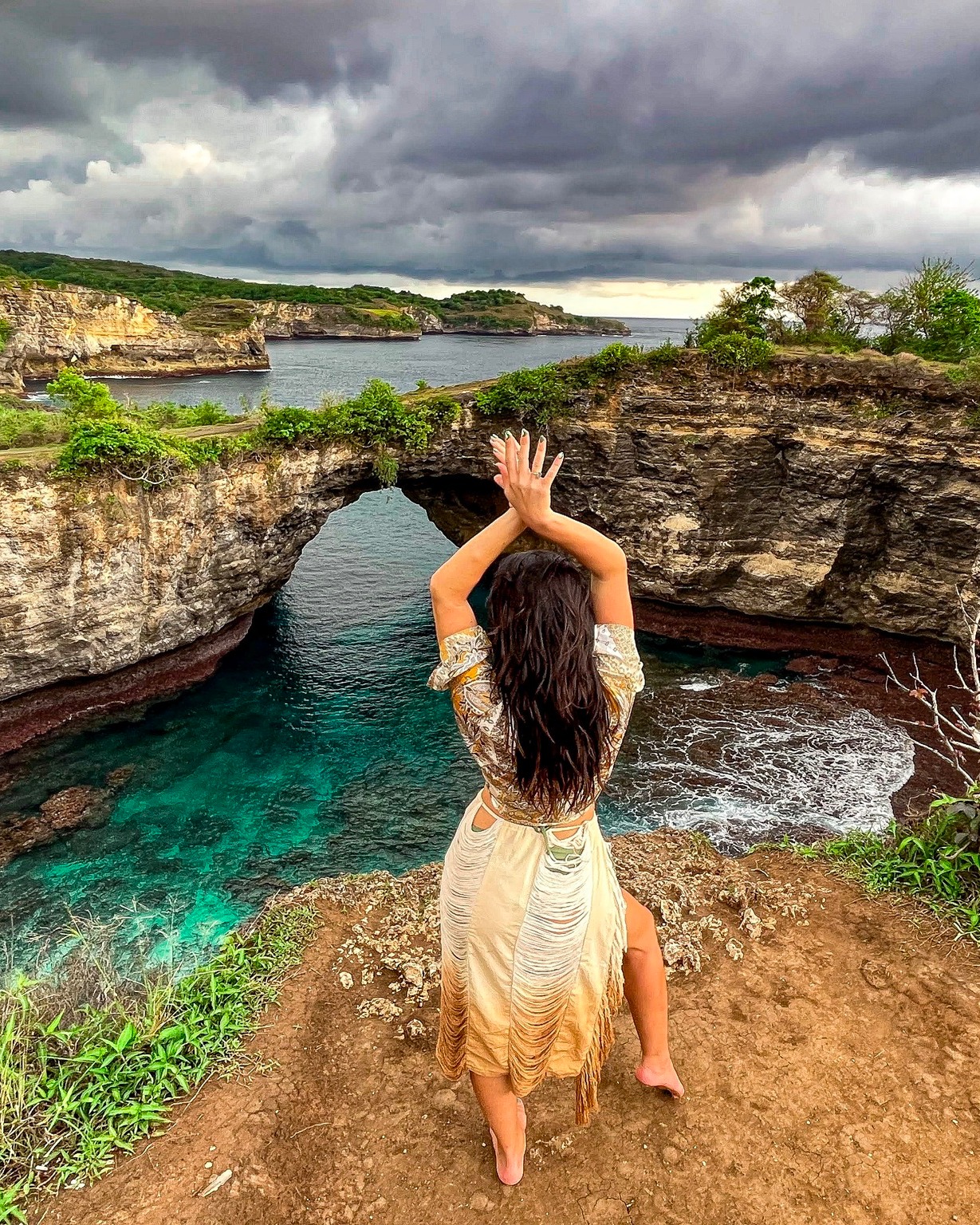 🌧Sometimes you just need to dance in the rain...
This was taken right before a full-on downpour in Nusa Penida at Broken Beach.
👀What you don’t see? My very chic (😂) plastic rain poncho I had to whip out 20 minutes later—and the wild motorbike ride back through winding roads.
Was it soaked? Yes.
Scary? A little.
Unforgettable? Always.
📍Bali, Indonesia
✨ Tropical travel will humble you real quick—especially if you’re not packed right.
👙🌴Want my no-fluff packing checklist for Bali & other tropical getaways?
Comment “Bagcheck” below and I’ll DM it to you
It’s full of real advice like:
✔️ Ditch the heels
✔️ Pack light
✔️ And don’t forget that damn rain jacket.
#styletips #style #ootd #balidaily #balilife #fashionstyle #fashiondesigner #packingtips #TropicalVibes #islandlife #remotework