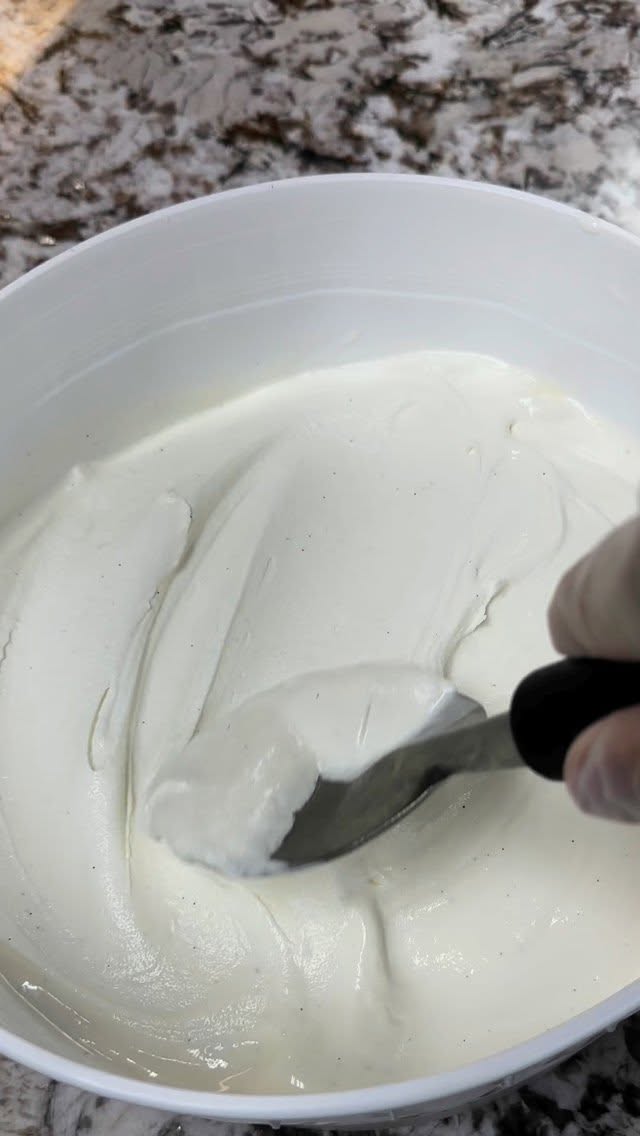 HANDMADE Classic Vanilla Bean Ice Cream!๐จ
Say hello to the new addition. Perfect served by itself or with any flavored Twisted Ice๐ค See yall today at Noon! (Schedule in Bio)