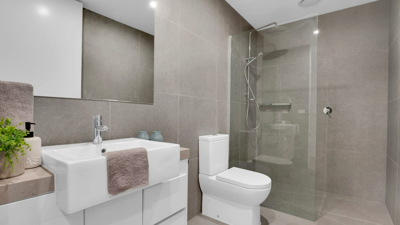 Ready to DIY? Shop our range online today and take advantage of our delivery services across Melbourne and parts of Country Victoria. Pick Up also available.
#MelbourneHomes #EasyDIY #DIYShowerScreen