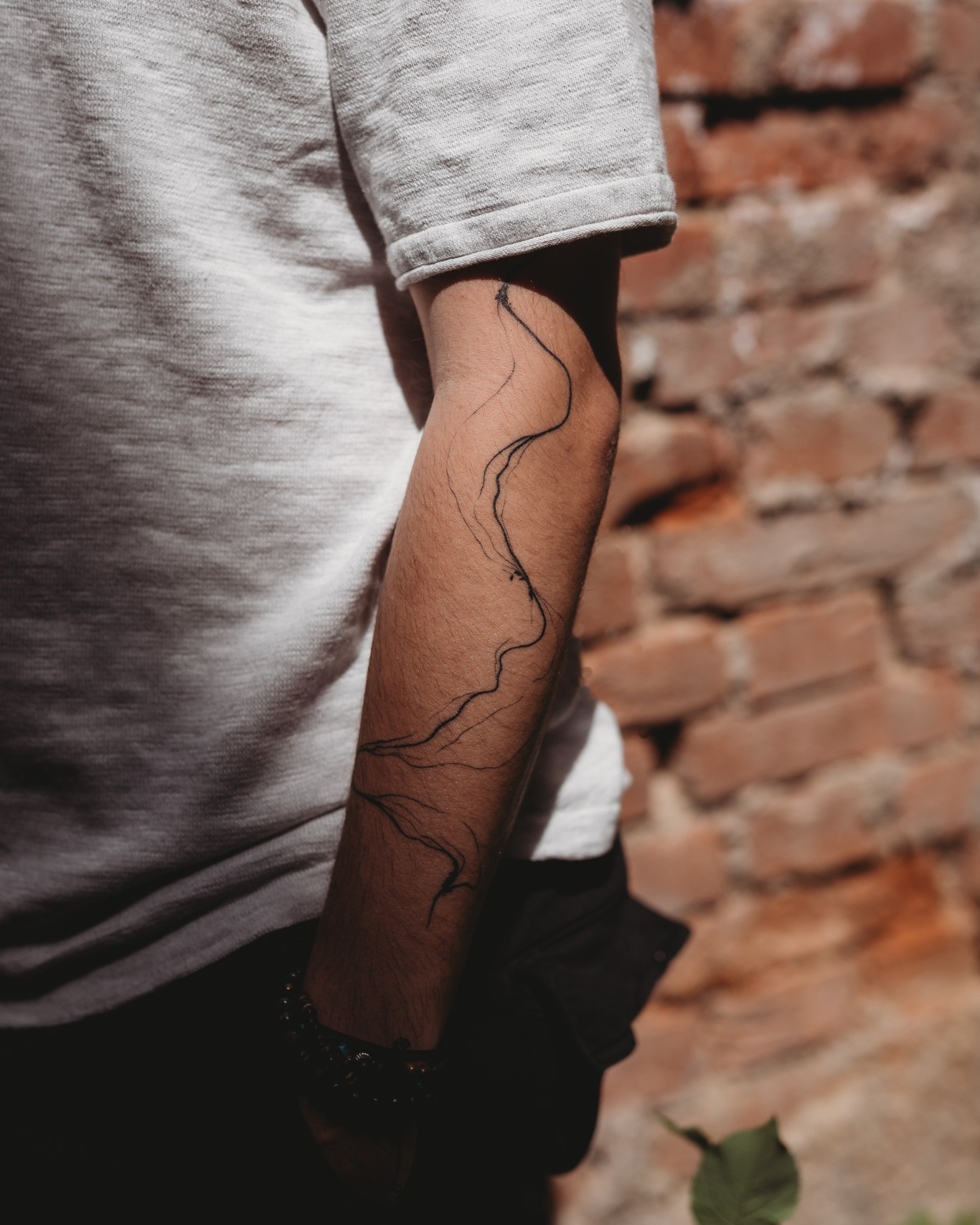 Každé tetování je originál, stejně jako každá bytost. A tak i přesto, že mám svůj určitý rukopis, někdy to vede zcela odlišnou cestou. A právě takto organicky a abstraktně jsem pro @dj.kron stvárnila jeho životní cestu a odkaz na ni. Výsledkem je nádherný minimal, který odráží pro nositele obrovskou hloubku a zároveň je příjemnou součástí na těle pro oko.
Děkuju za další skvělou spolupráci, kterou jsem si moc užila.
A o to větší vděčnost, když za mnou přichází i muži, je to vždy v něčem ještě jiné a přináší to mezi mou práci hlavně pro ženy úžasné koření.
📸Krásné zachycení do fotek od skvělé @michaela_kubatova_fotografka
#vedometetovani