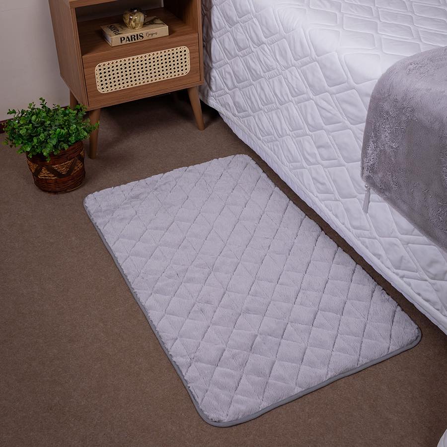 Jogo de tapetes em pele para quarto, perfeitos para o inverno ❄️
#inverno2025 #decoração #tapetes #quarto #tapetesquarto