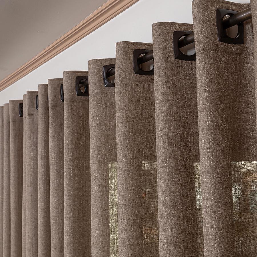 Conheça o voil crepado! Uma opção linda de cortina para quem quer privacidade mas não abre mão da iluminação natural…
#inverno2025 #cortinas #decoração #sobmedida