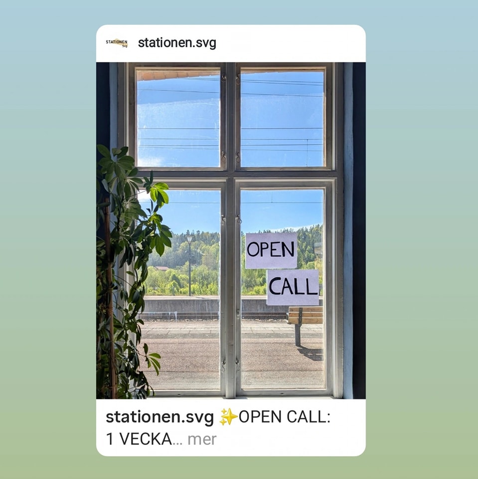 Delat Open Call frÄn STATIONEN i Svenshögen, @stationen.svg :
------------
" âšOPEN CALL:
1 VECKA UTSTĂLLNINGSRESIDENS
"TJUGOFYRASJU â Samtidigt i Svenshögen"
Det första du möter nĂ€r du kliver av tĂ„get i Svenshögen Ă€r Stationen â en plats för samtida konst och kultur, vars publika verksamhet drivs av Kulturföreningen Svenshögen Station.
Under fem veckor, 13 oktoberâ16 november 2025, bjuder vi pĂ„ Stationen nu in fem konstnĂ€rskap att under en vecka vardera vara del av ett utstĂ€llningsresidens i vĂ„ra lokaler. Fokus ska under veckan vara pĂ„ att lĂ„ta publiken möta konsten genom stationshusets fönster â tjugofyrasju, dygnet runt. Under din vistelse har du tillgĂ„ng till vĂ„r gĂ€stateljĂ© och de publika lokalerna pĂ„ nedre plan dĂ€r ditt konstnĂ€rliga arbete förvĂ€ntas ta plats under veckan. Varje period ges en utstĂ€llningsersĂ€ttning enligt MU-avtalets rekommendationer och Ă€r förlagd över en kalendervecka.
Du vÀljer sjÀlv om du tar med dig fÀrdiga verk att installera eller skapar dem under veckans gÄng. Du kan ocksÄ söka med en idé om en undersökande process som du vill arbeta med pÄ plats och som blir publik under tiden. UtstÀllningens framvÀxt Àr tÀnkt att kunna följas frÄn utsidan, men du kan ocksÄ vÀlja att nyttja utemiljöerna kring Stationen.
Du ansöker genom att skicka oss en kort beskrivning över vad du vill göra under din vecka pÄ Stationen och om ditt konstnÀrskap. Allt i ansökan ska rymmas pÄ en A4-sida.
đ LĂ€s mer om ansökan, utstĂ€llningen och Stationen pĂ„ vĂ„r hemsida, stationen.org.
VÀlkommen med din ansökan, senast 15 juni!
UtstÀllningen Àr en del av #gibcaextended2025.
_____