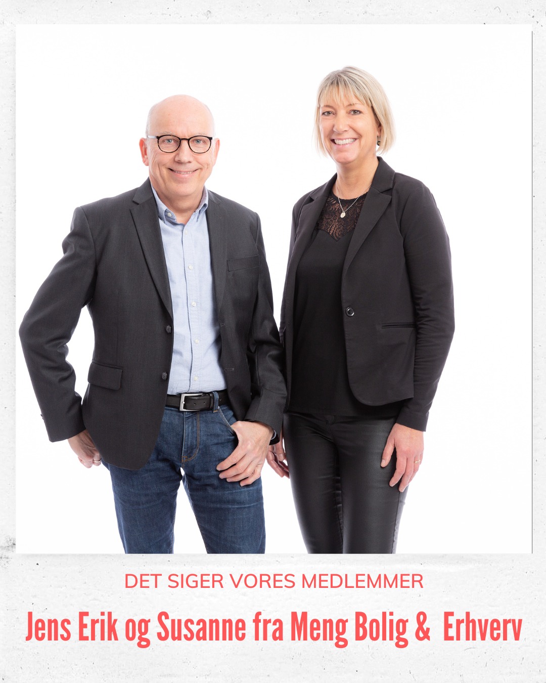 Vi har spurgt vores medlemmer om, hvordan det er at sidde i Work2gether. Her fortæller Jens Erik fra @meng.bolig om, hvad det betyder for ham at være en del af huset.
Jens Erik Meng - Meng Bolig & Erhverv
Selvstændig siden 2009
▪️Hvorfor har du valgt at være en del af Work2gether?
Vi valgte bl.a. Work2gether for at møde andre mennesker i vores hverdag og få udvidet vores netværk. Vores kontor i Work2gether er all inclusive! Her kan vi koncentrere os om vores forretning uden at tage os af alt det praktiske.
▪️Hvordan vil du beskrive atmosfæren i Work2gether?
Åbenhed - det er godt at møde andre mennesker fra andre brancher og få udvidet sin horisont.
Derudover kan jeg godt lide stilen og den måde, man har bevaret det gamle på. Der er renoveret i husets ånd, men samtidig har man sikret, at det er funktionelt - f.eks. med god lydisolering. Vores kontor fungerer rigtig godt.
▪️Hvad er det bedste ved at være en del af Work2gether?
Man er en del af noget større. Hvis der f.eks. er en dag vi ikke er her, og nogen kommer og spørger efter os, kan andre medlemmer i huset informere om, at vi er ude af huset - og vores kunder møder derfor ikke en låst dør.
▪️Hvad er det vigtigste for dig i din hverdag som selvstændig?
1.prioritet: Familie, 2.prioritet: Arbejde - og i arbejdet er det vigtigste tilfredse kunder. Vi gør meget for god kundeservice. Vi er sælgers repræsentant, men behandler altid køber ordentligt.
▪️Hvad er dit bedste råd til andre selvstændige?
1. Start i modvind - tingene kommer ikke af sig selv.
2. Gør dig synlig.
3. Hold omkostningerne nede. Det er omkostningerne der ødelægger firmaet - ikke indtægterne.