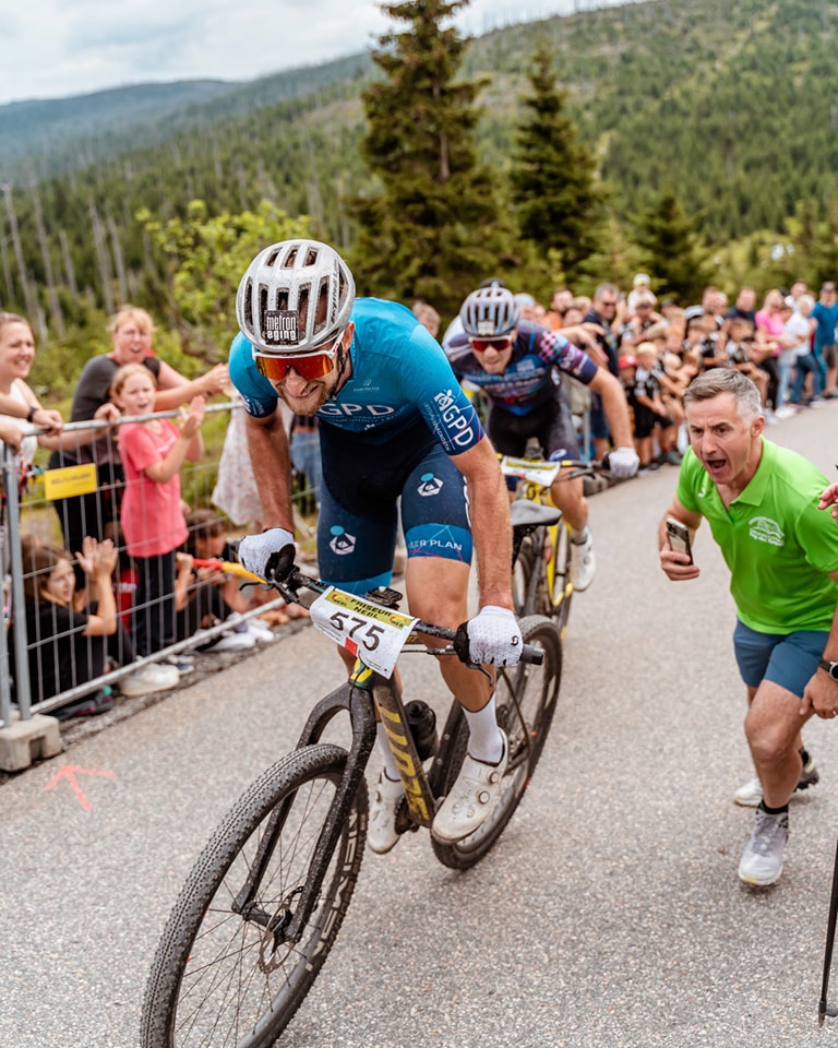 💚🚲 Der Europäische Tag des Fahrrads und der Weltfahrradtag wird heute am 3. Juni 2025 gefeiert 🎉
Dieser Tag dient dazu, die Bedeutung des Fahrrads als Verkehrsmittel und Sportart zu würdigen.
Der Tag soll das Bewusstsein für die Vorteile des Fahrrads als umweltfreundliches und gesundes Verkehrsmittel stärken 💚🚲
🎉 Ein perfekter Tag den wir gerne mit euch feiern möchten, da das Rad einen großen und wichtigen Platz beim Quälspaß einnimmt 🚴🏅
Ihr seit immer noch nicht angemeldet für den 19.07.2025? 🤫
Dann melde dich jetzt noch gleich an und sei dabei beim Quälspaß 2025 💪 (Link in der Bio).
Starte im Team oder Alleine und erlebe den Quälspaß hautnah 🔥
#tagdesfahrrads #fahrrad #tagdessports #dreisesselgemeinde #quälspass #quälspassamdreisessel #dreisesselberg #dreisessel #spielspass #kidsrace #racenight #laufen #mtb #walken #bergrennen #SportEvent2025
