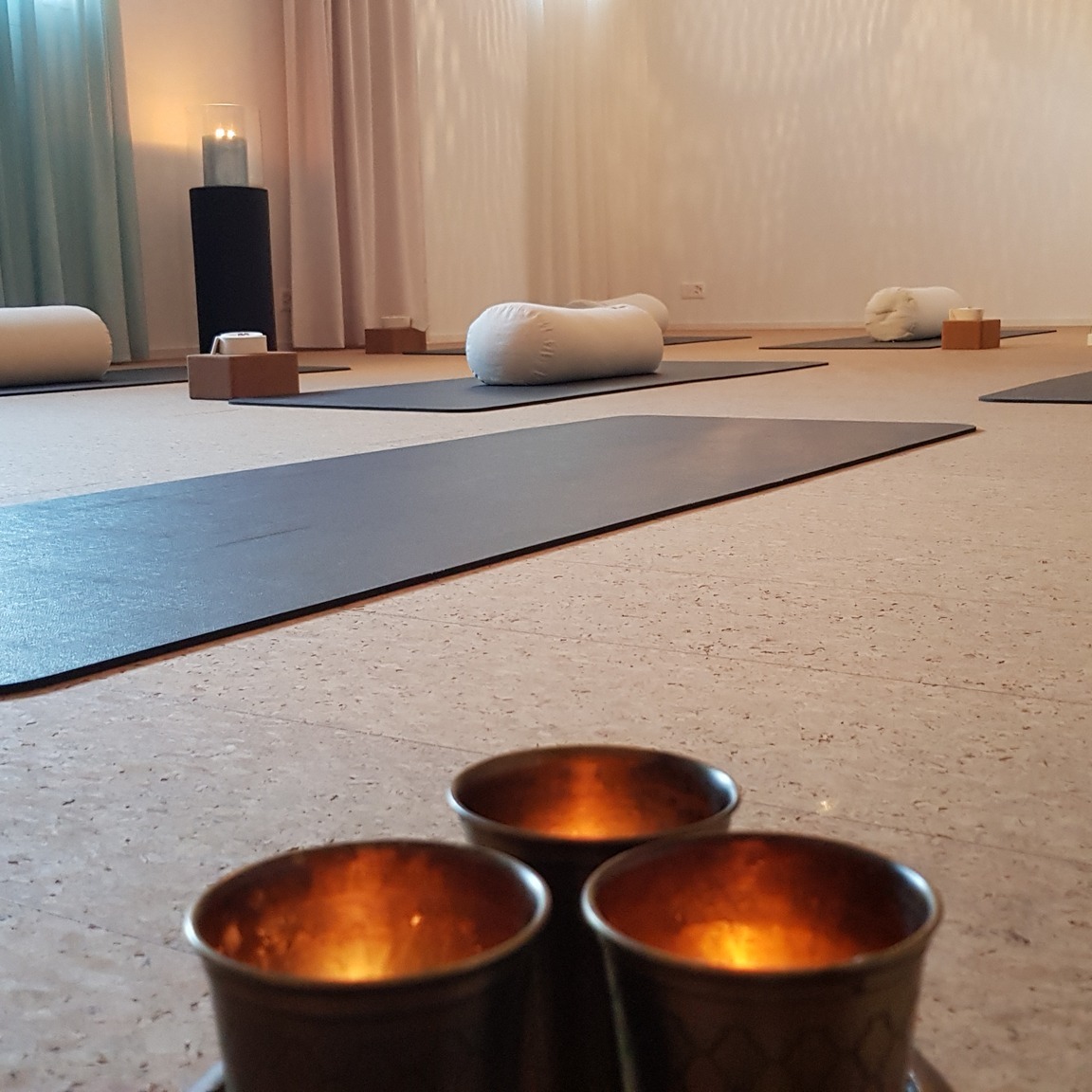 Herbst-/Winterzeit ist Yogazeit: Auch wenn die Vorsätze fürs 2025 noch weit weg sind, kannst du jetzt bereits unverbindlich in Gruppenstunden reinschnuppern und dann spätestens 👊 nächstes Jahr 🧘♀️🧘♂️ mit Yoga 🧘♀️🧘♂️ starten. Wie tönt das für dich? Und: Du profitierst bis Ende Jahr noch von den aktuellen Abo-Konditionen.
#yoga #viniyoga #hathayoga #yogapraxis #yogaqualität #willisau